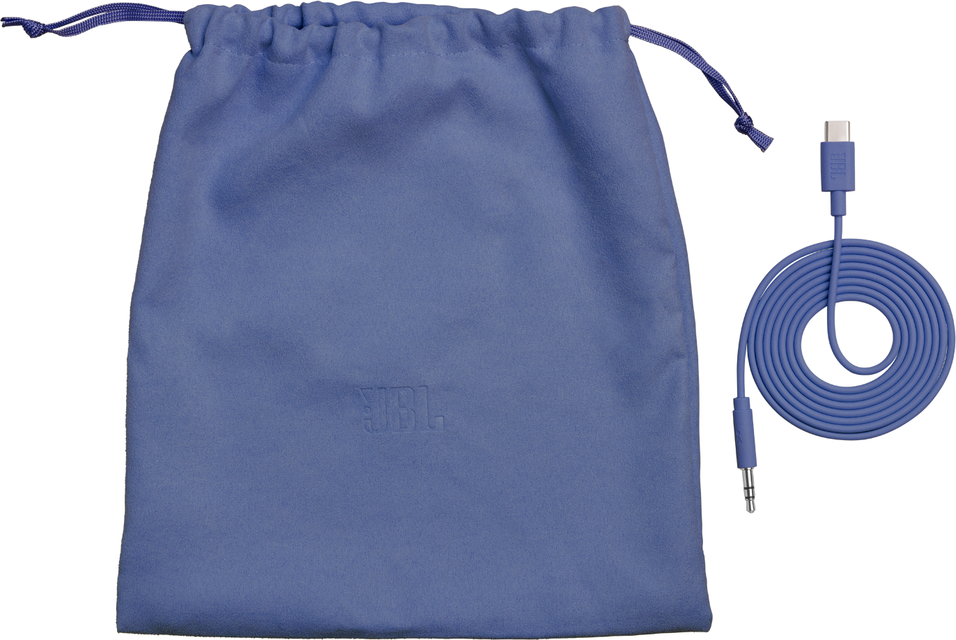Una custodia in tessuto JBL blu e un cavo USB-C a 3,5 mm arrotolato.