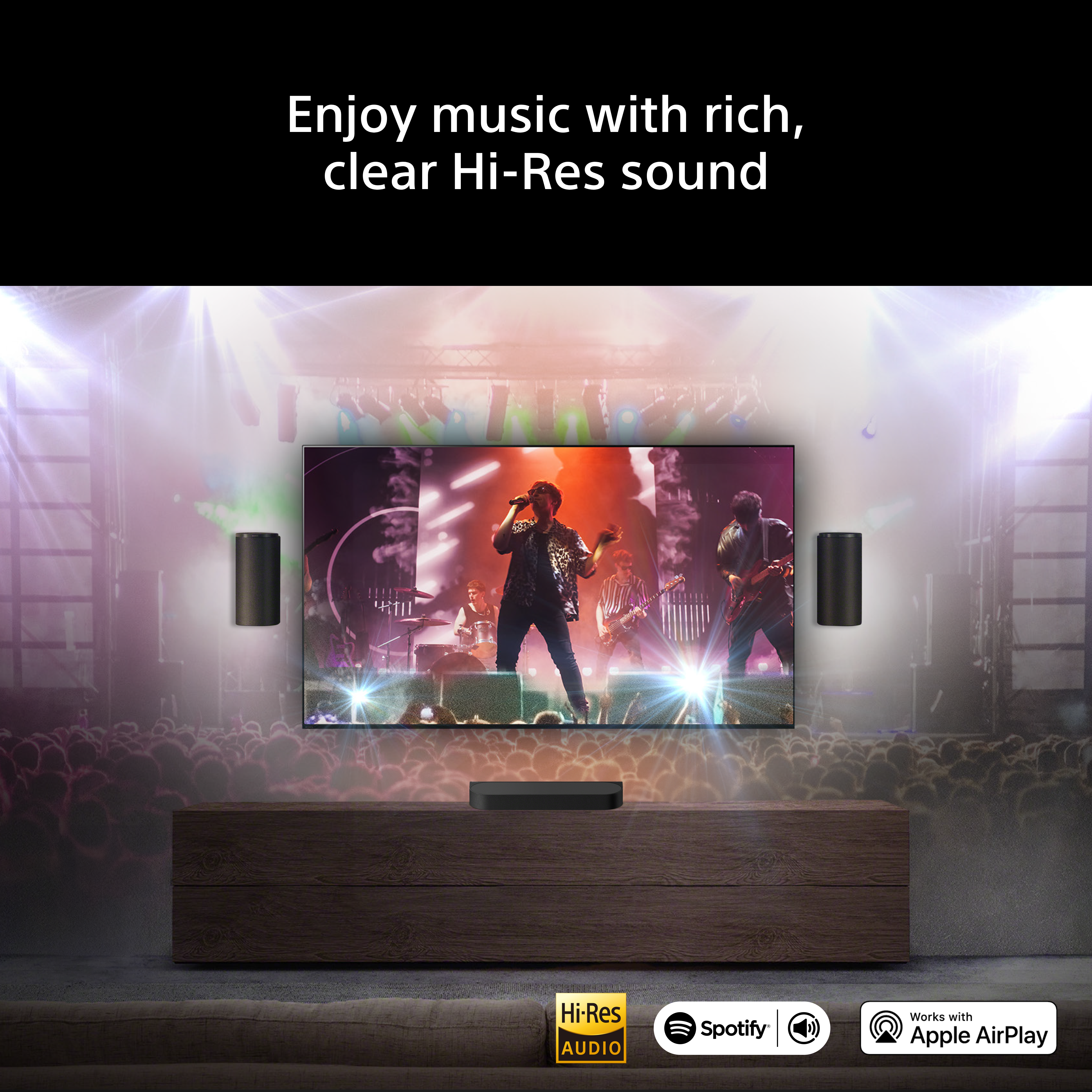 Une TV affiche un concert avec des groupes et des lumières, flanquée d'enceintes.