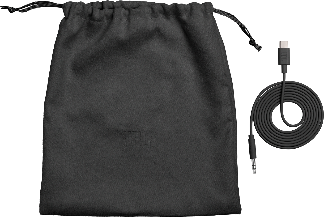 Sacchetto nero con coulisse JBL e accanto un cavo nero arrotolato con connettore USB-C e jack.