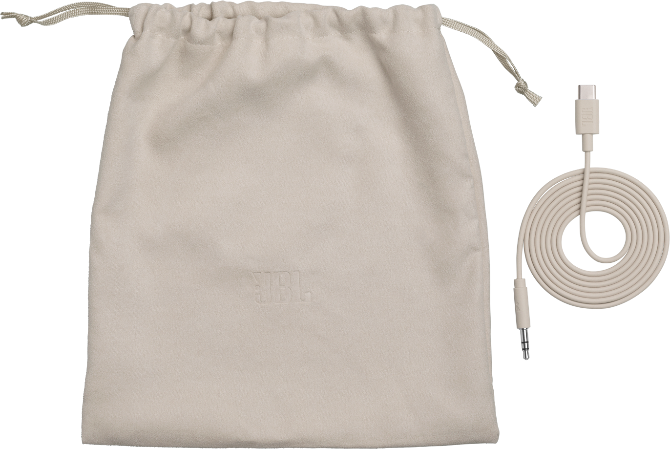 Una custodia in tessuto beige con logo JBL e un cavo USB-C bianco su sfondo nero.