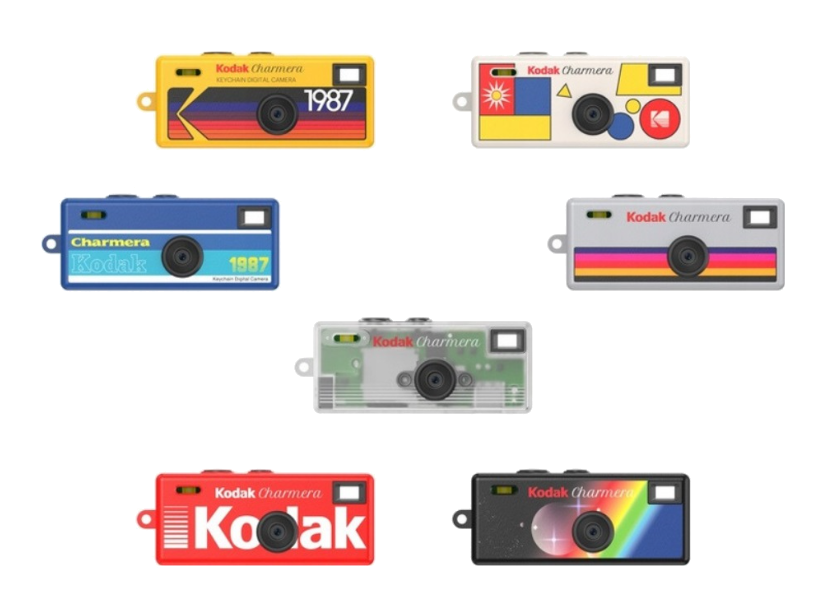 Siedem aparatów Kodak Charmera na breloczek w różnych kolorach i wzorach.