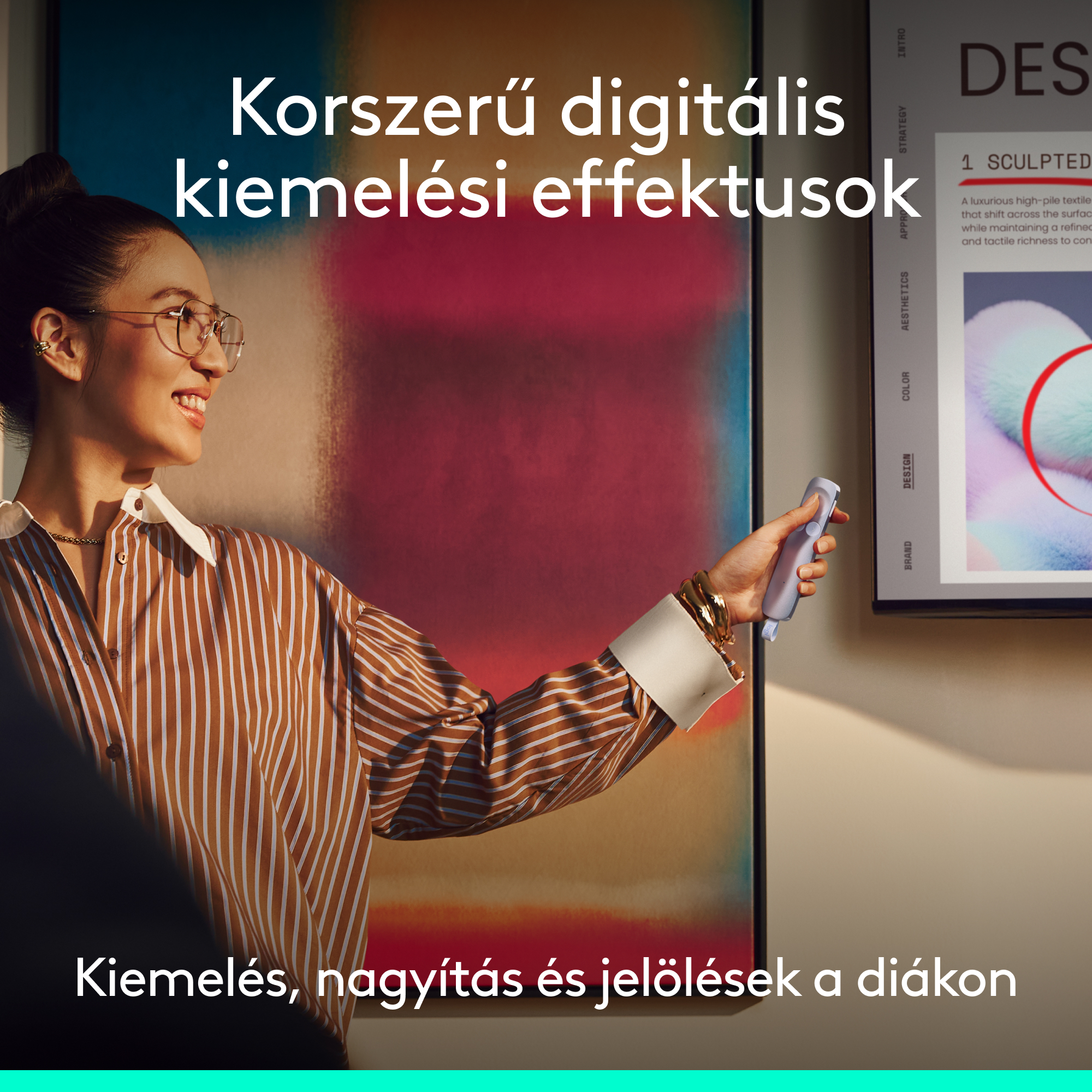 Csíkos inges nő mutat egy szöveges és képi képernyőre.