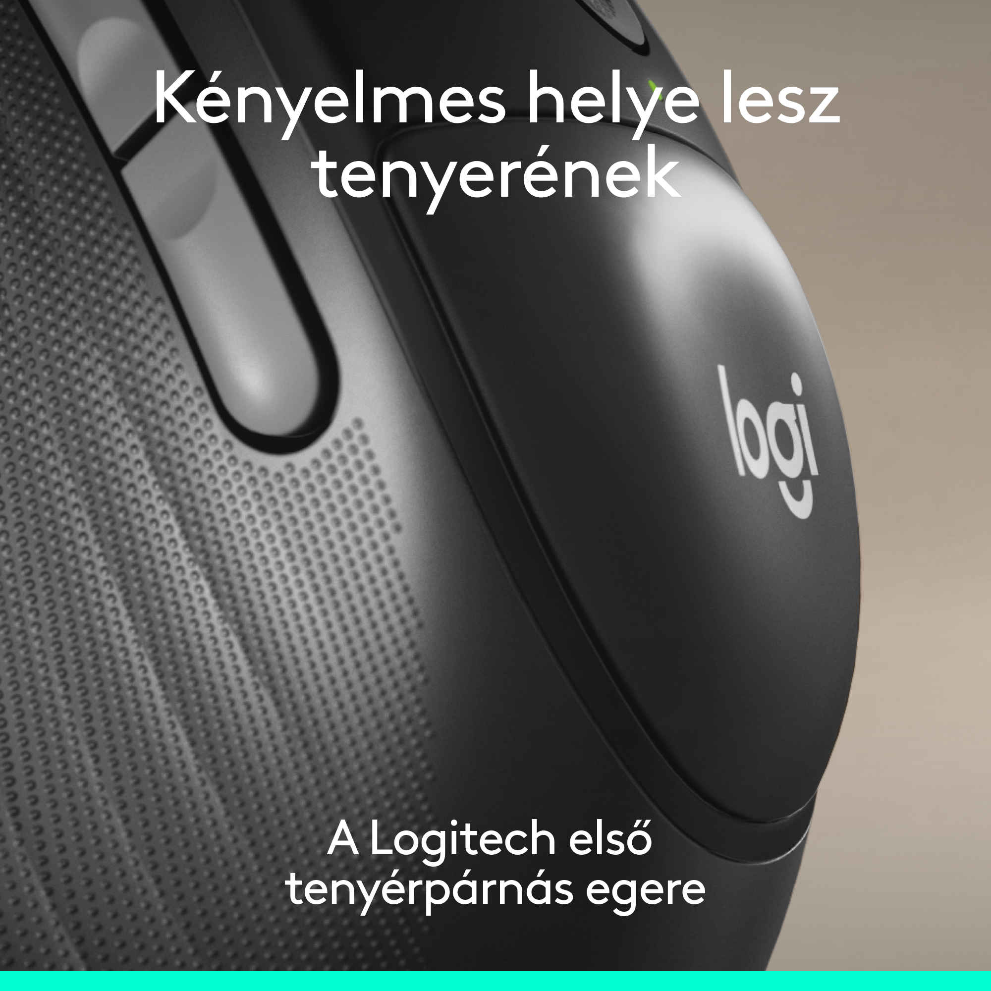 Fekete Logitech egér közelről, magyar szöveggel.