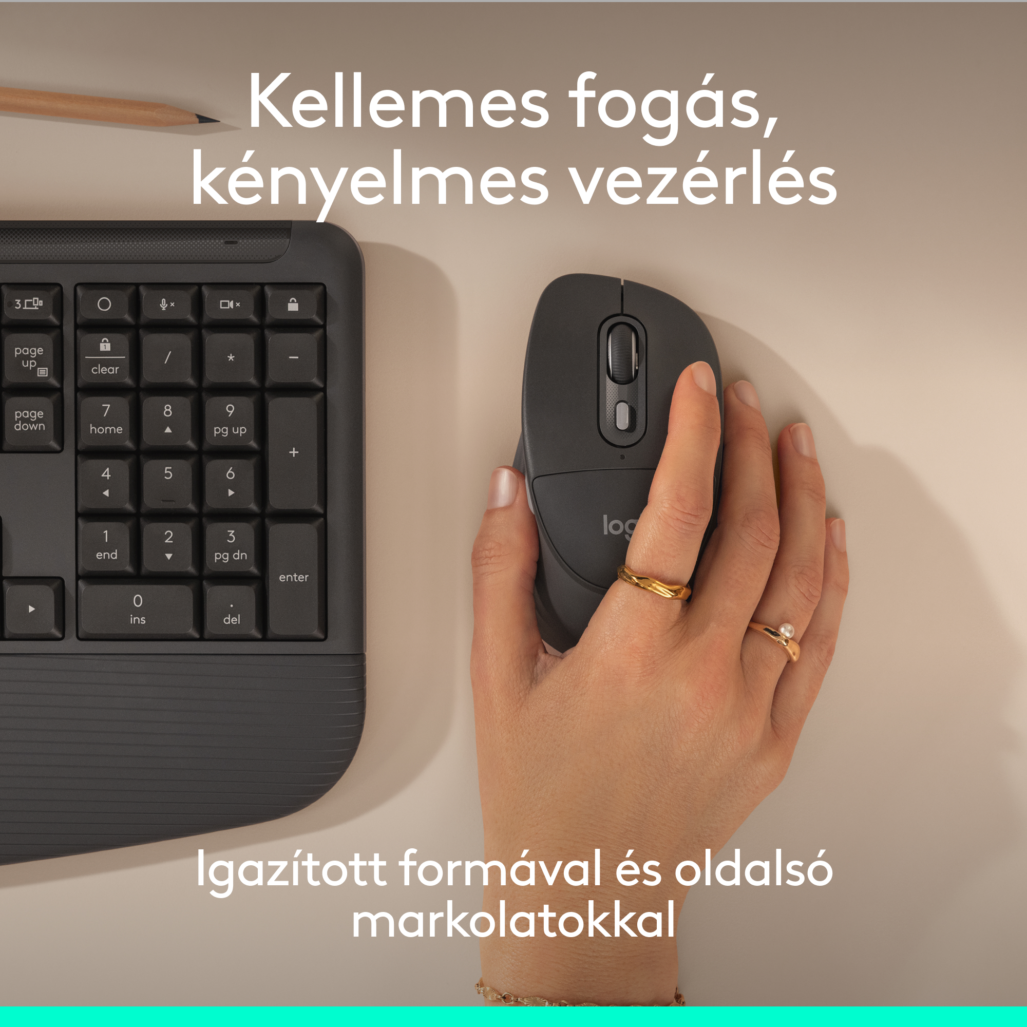 Egy kéz fekete egeret kezel egy billentyűzet mellett.