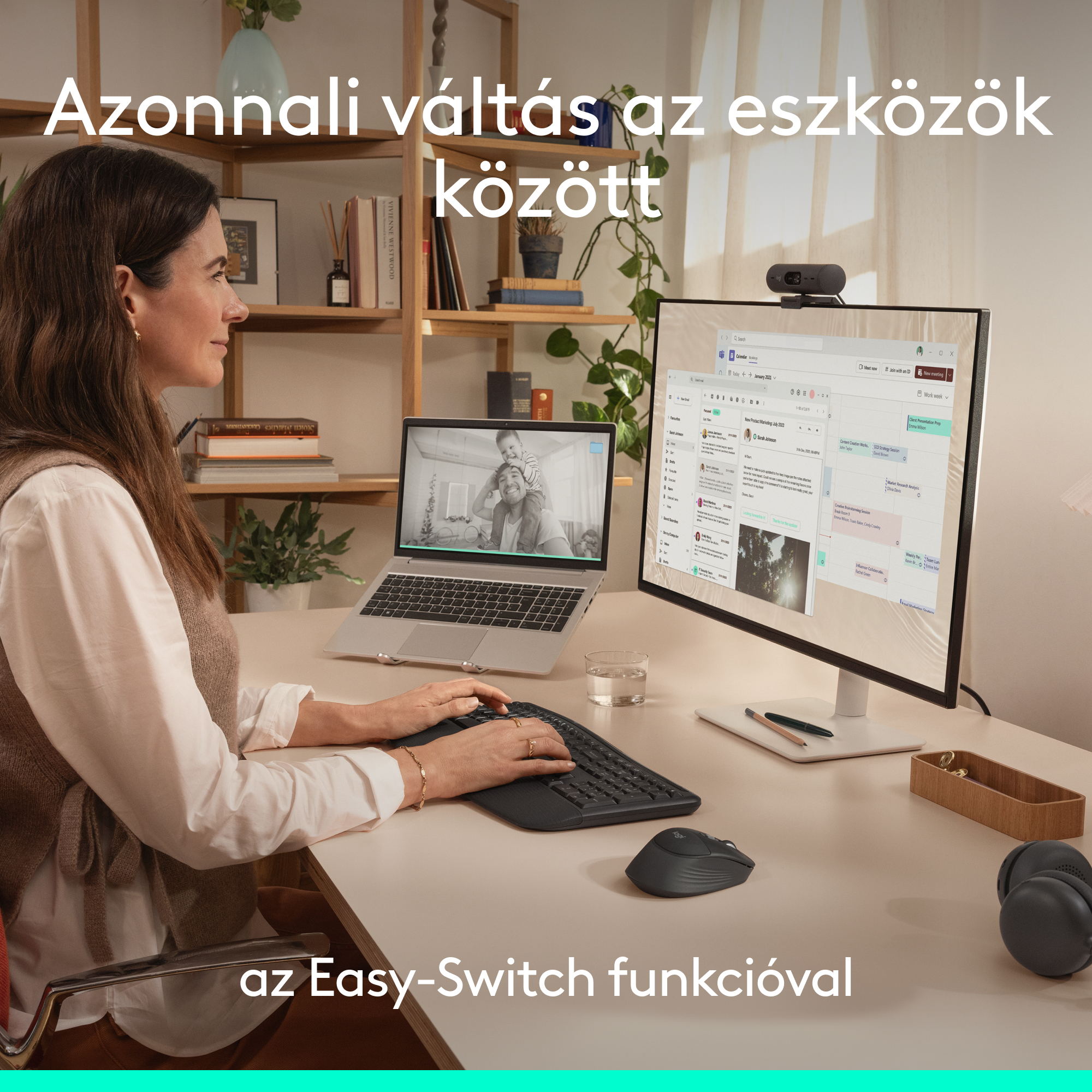 Egy nő dolgozik egy asztalnál laptop, monitor, webkamera és egér társaságában.