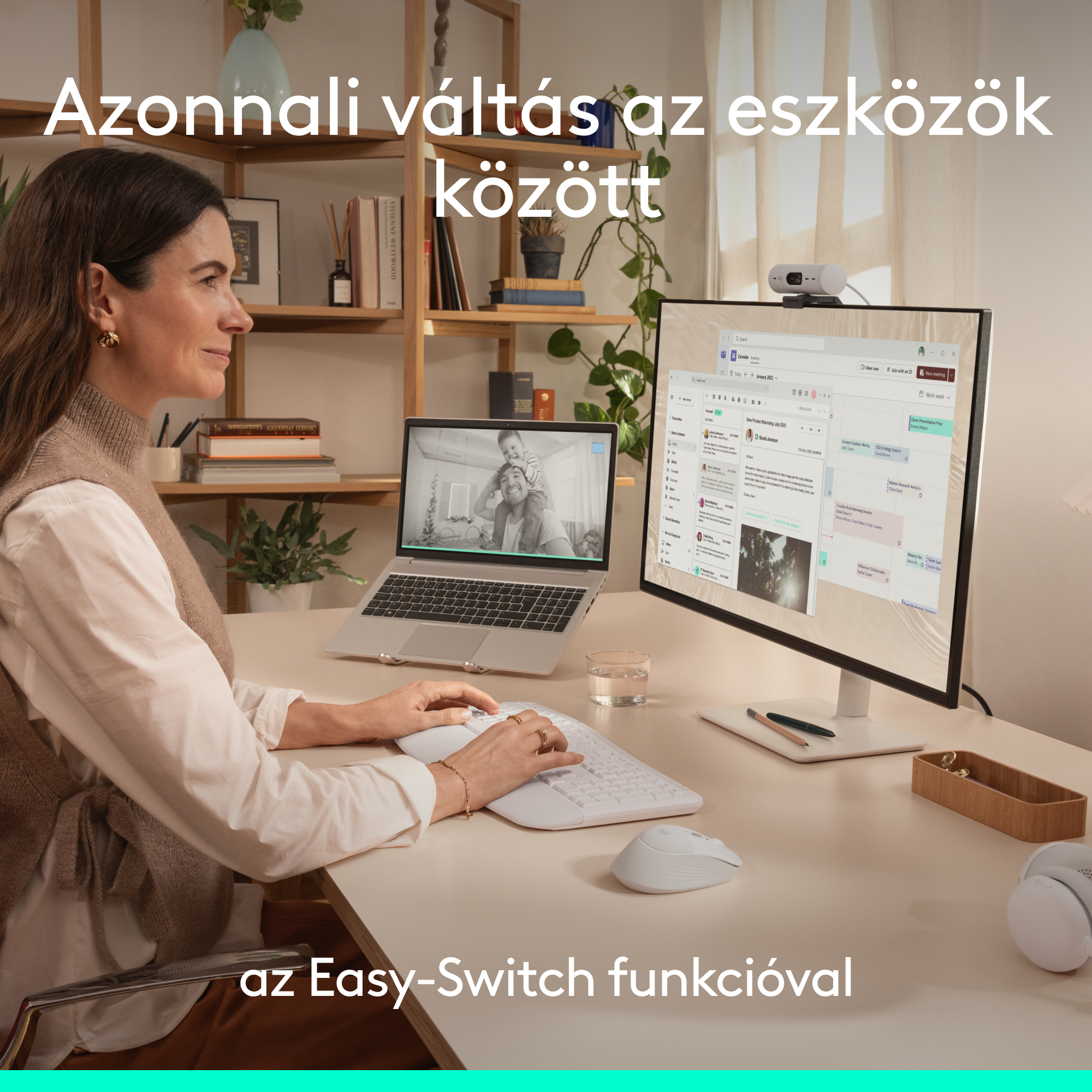Egy nő egy asztalnál laptop, monitor és Logitech eszközökkel.
