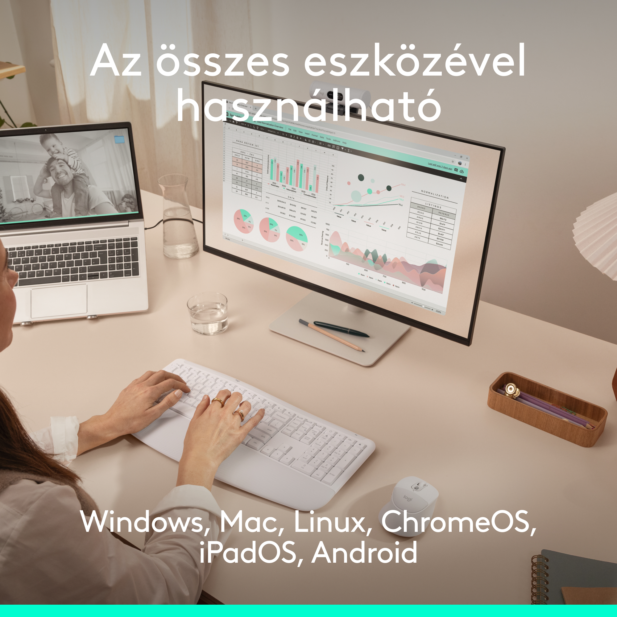 Egy személy gépel. Egy laptop családi fotót, egy monitor táblázatokat mutat.