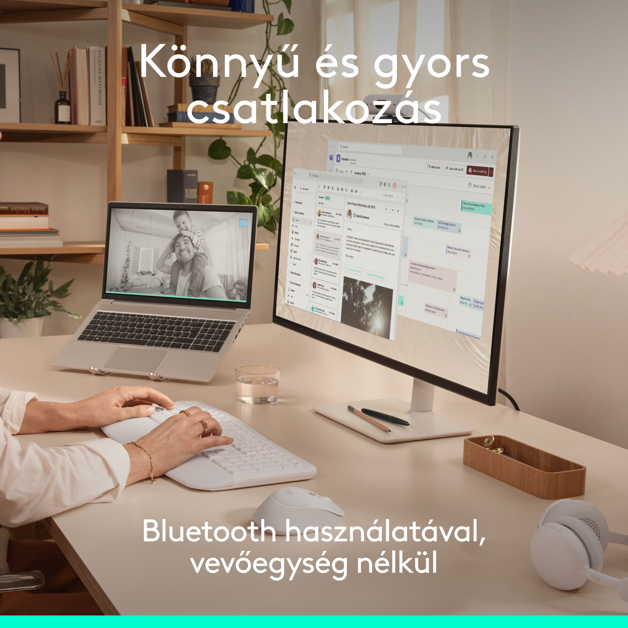Íróasztal laptop-pal, monitorral, billentyűzettel, egérrel és fejhallgatóval.