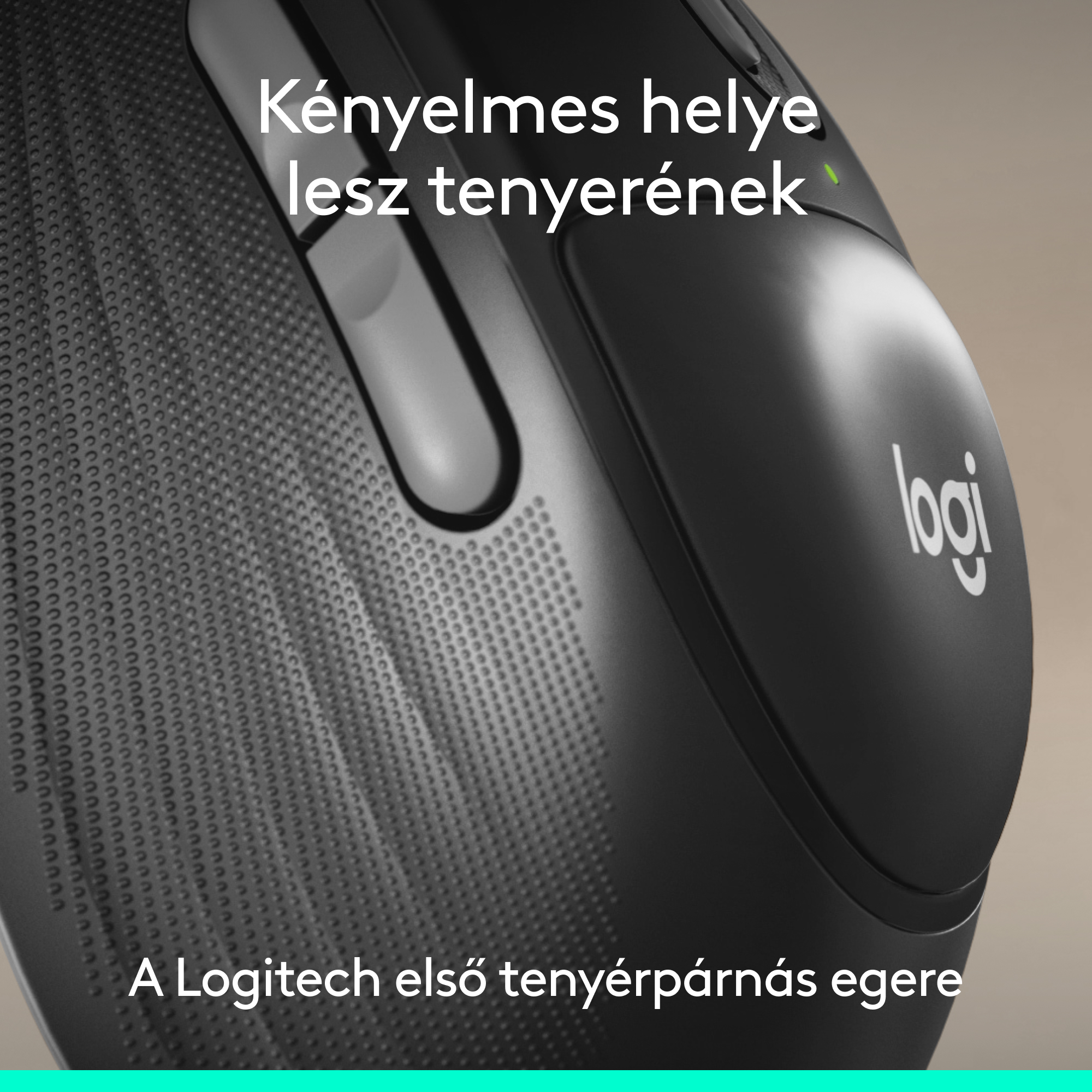 Fekete Logitech egér közelképe, szöveggel és logóval.