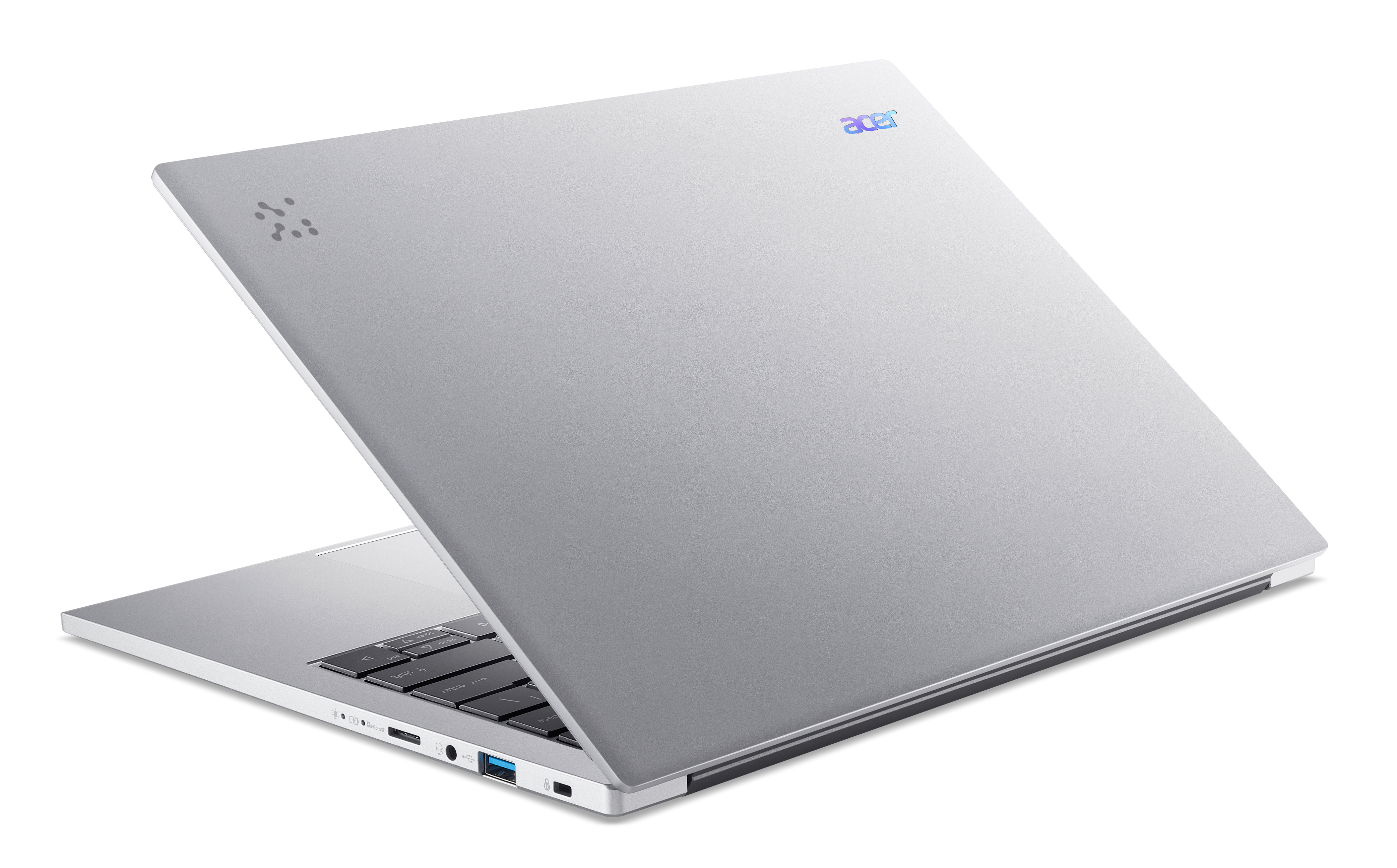 Srebrny laptop z otwartym ekranem, widoczną klawiaturą, na czarnym tle.