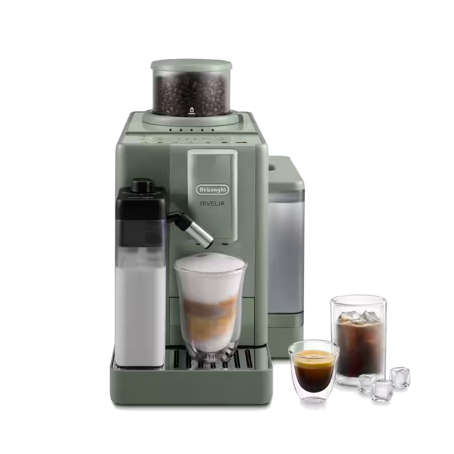 Zielona maszyna do kawy z dzbankiem na mleko, espresso i mrożoną kawą z lodem.
