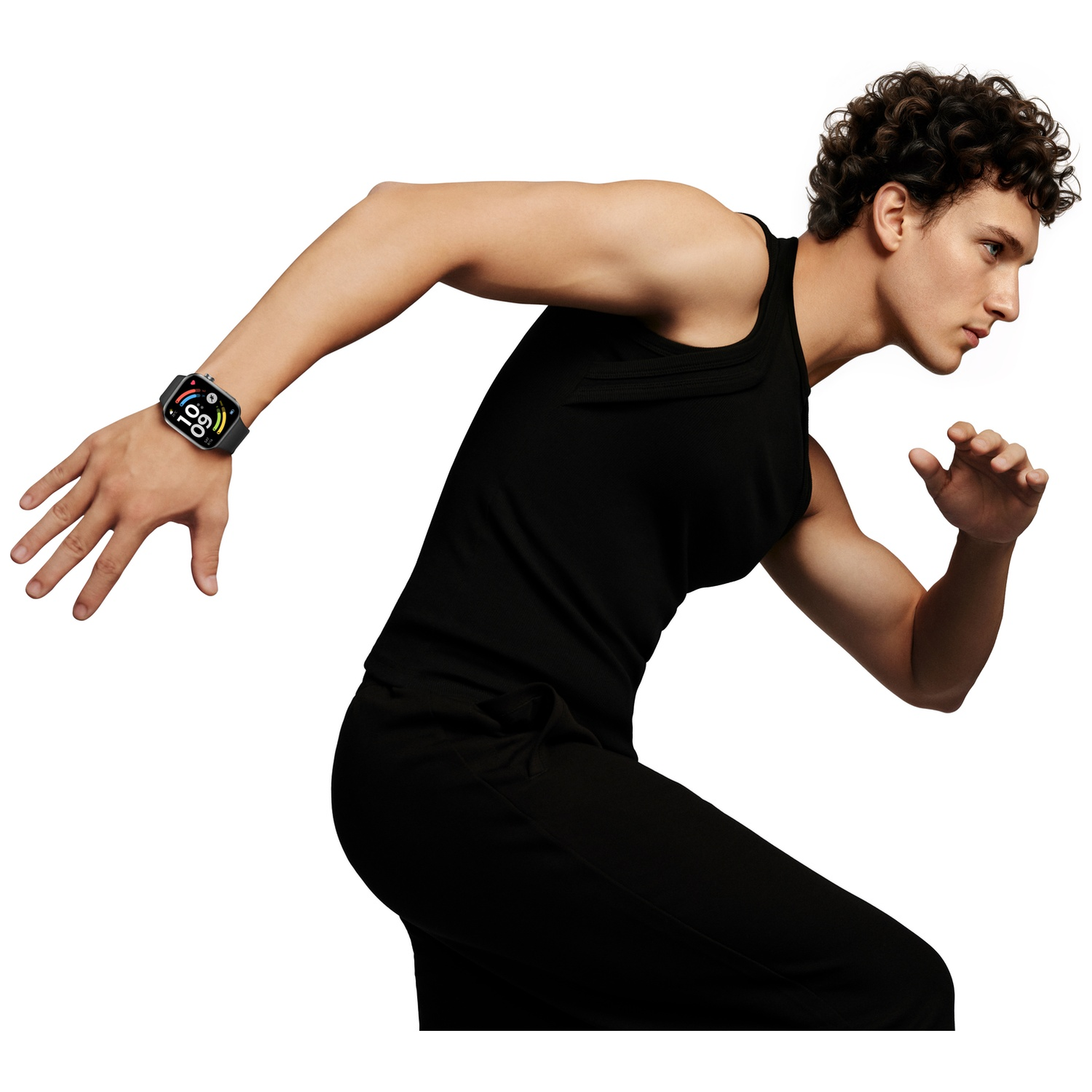 Een man in het zwart draagt een smartwatch die de tijd weergeeft.