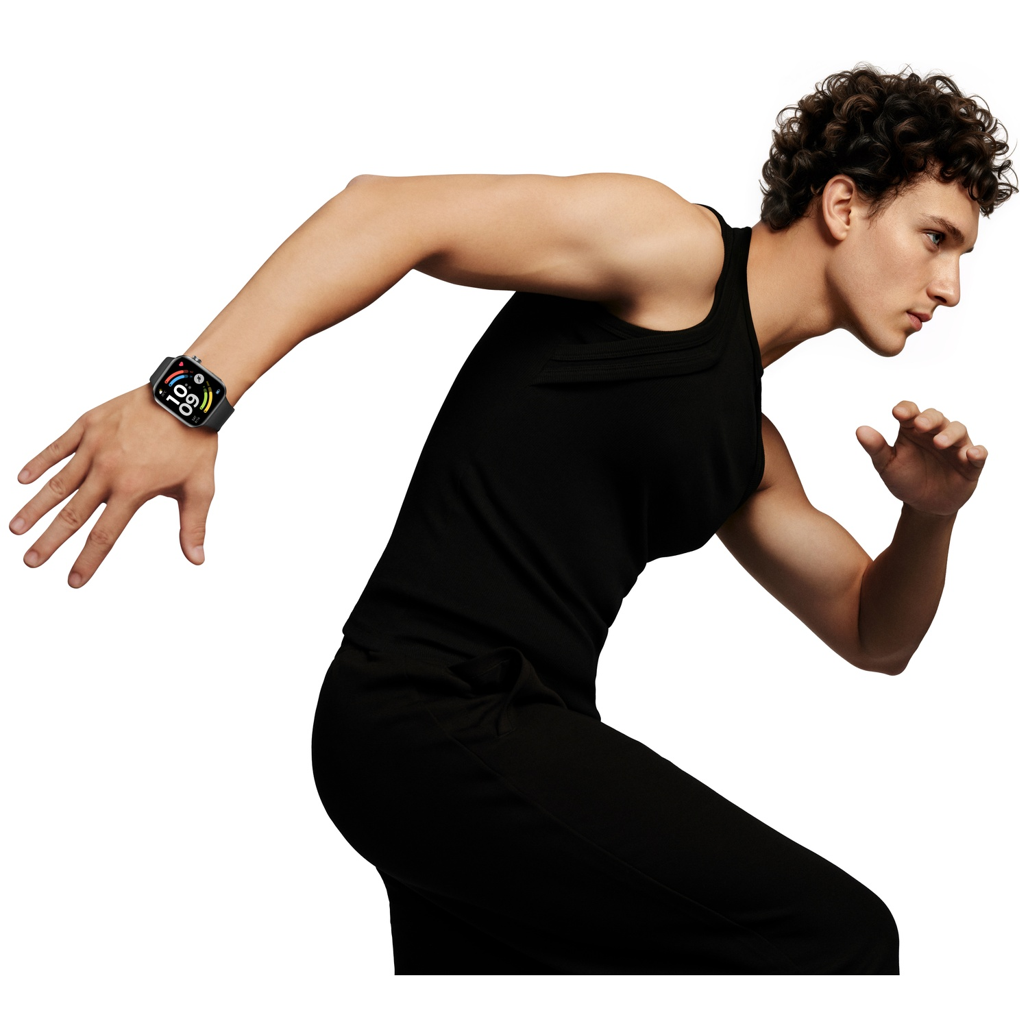 Man in het zwart met smartwatch tijdens het rennen.