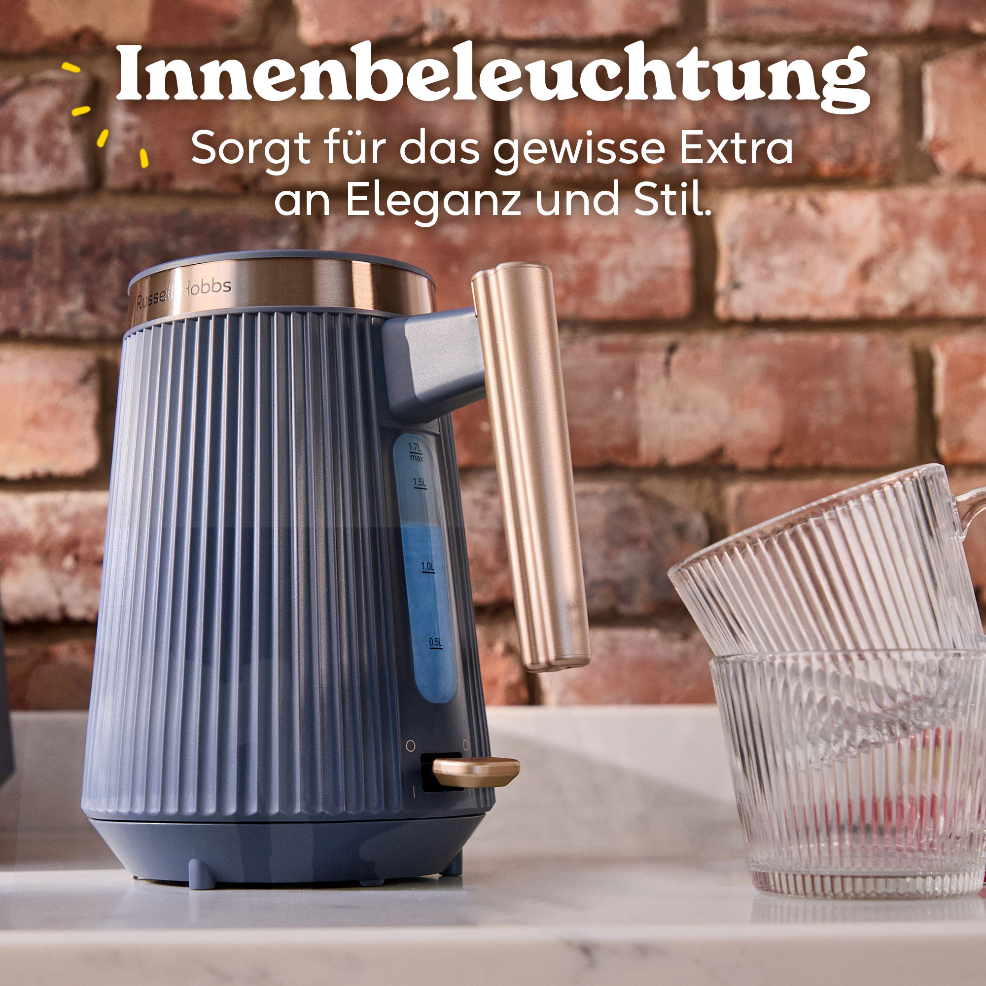 Ein blauer Wasserkocher mit goldenem Griff steht neben zwei Glasbechern.