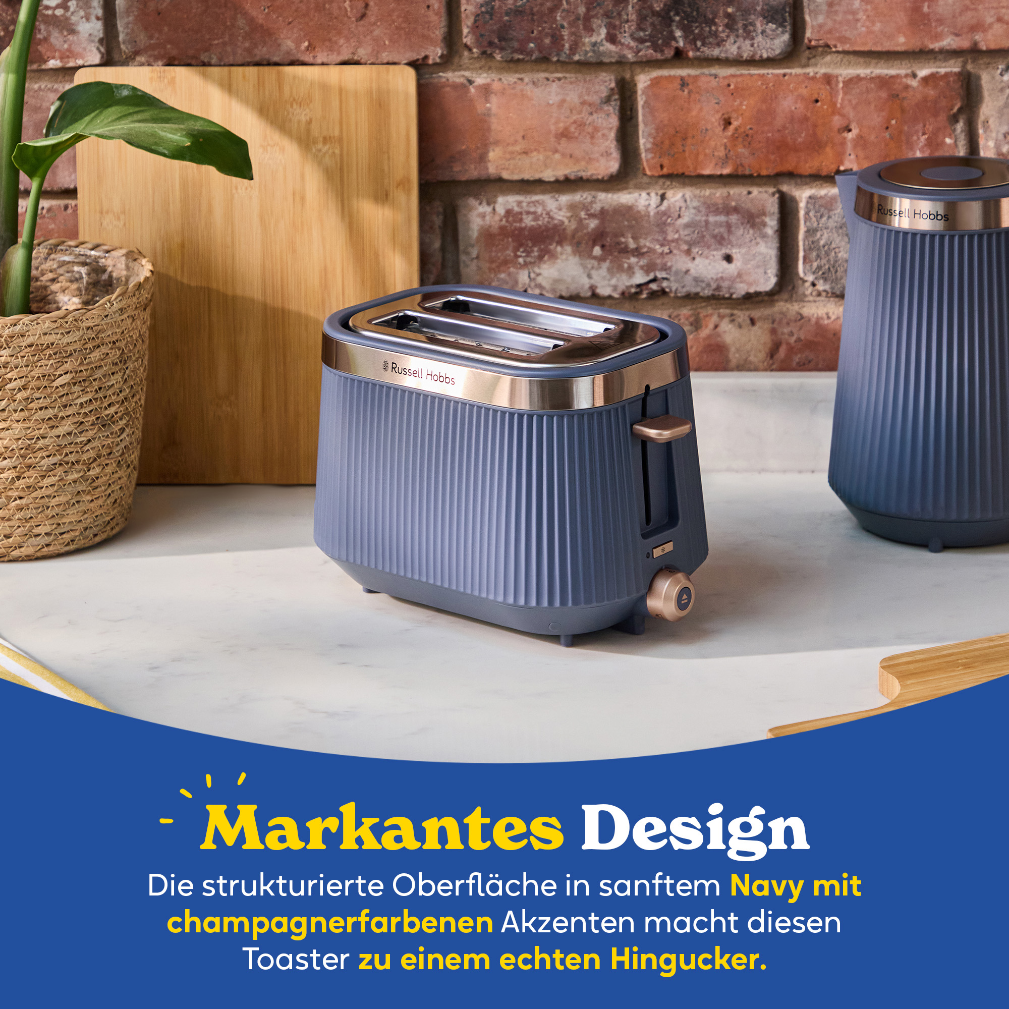Ein blauer Russell Hobbs Toaster mit Champagner-Akzenten steht auf einer Arbeitsplatte.