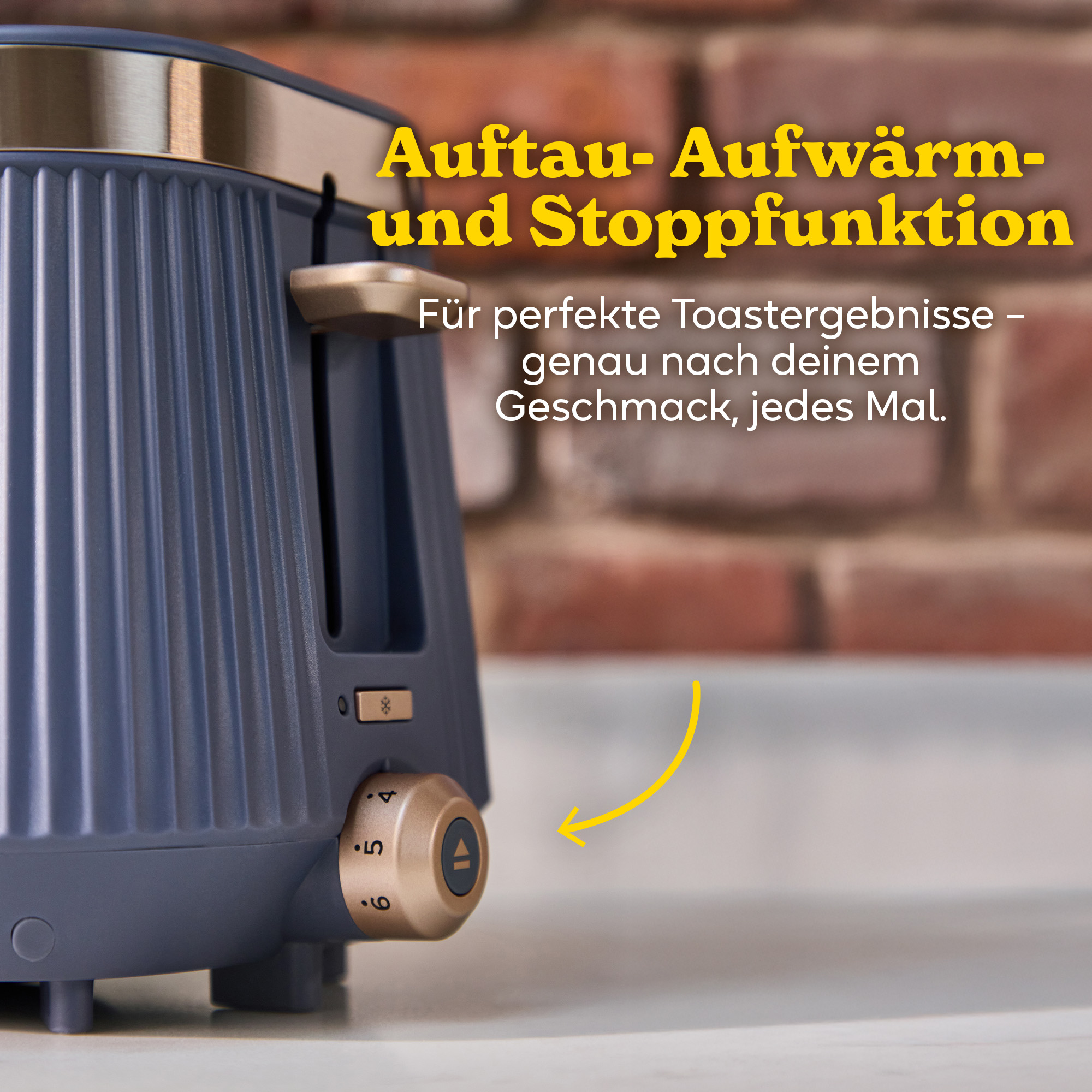 Dunkelblauer Toaster mit goldenen Akzenten und Bedienelementen.