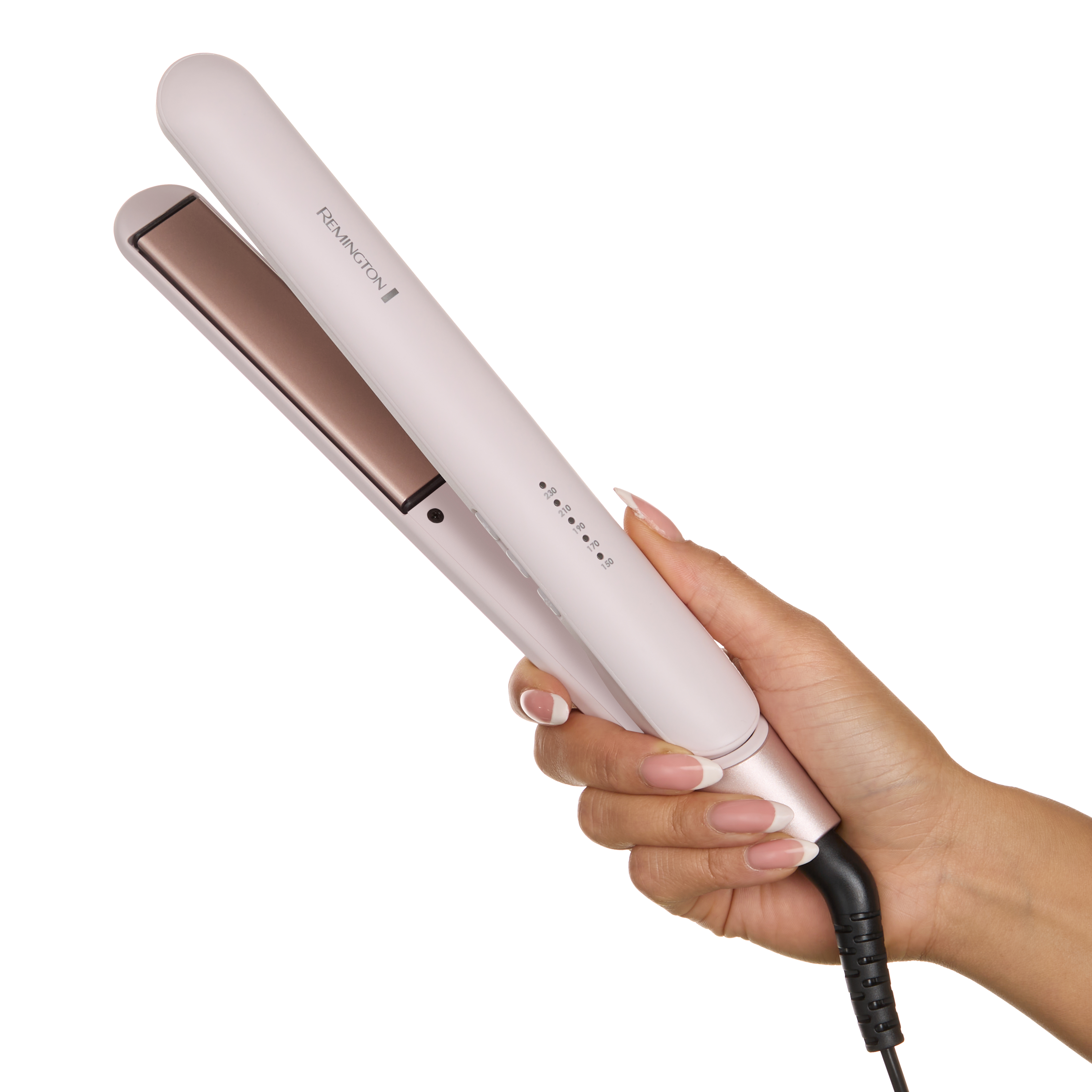 Eine Hand hält einen rosafarbenen Remington-Glätteisen mit kupferfarbenen Platten.