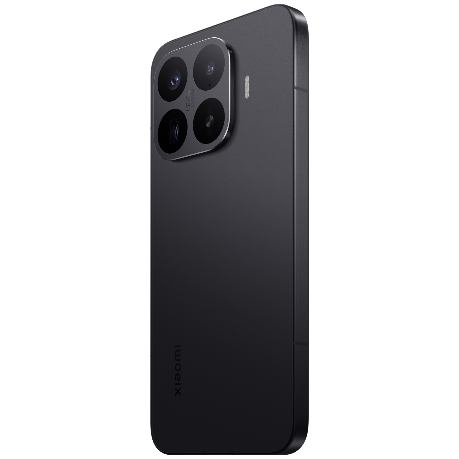 Zwarte smartphone met quad camera en Leica logo, op witte achtergrond.