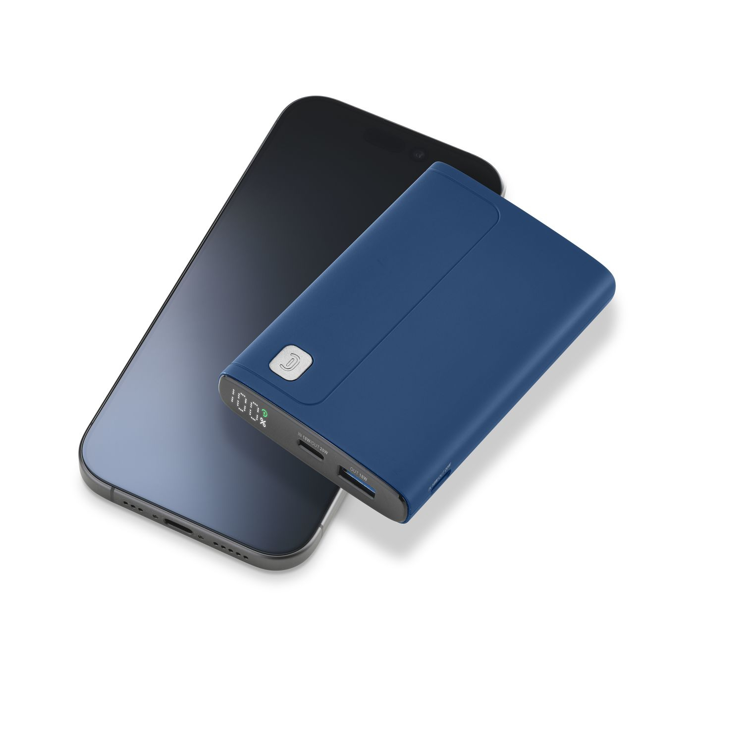 Un cargador azul descansa sobre un smartphone. Se muestra 100%.