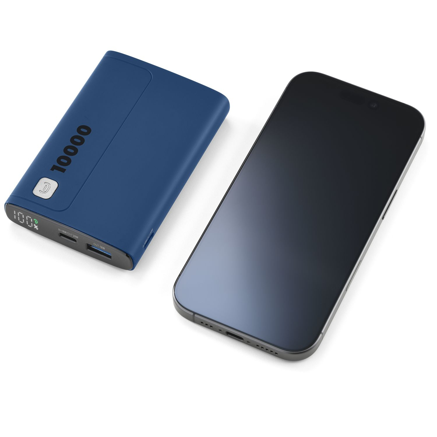 Un cargador portátil azul de 10000 y un smartphone oscuro yacen uno al lado del otro.