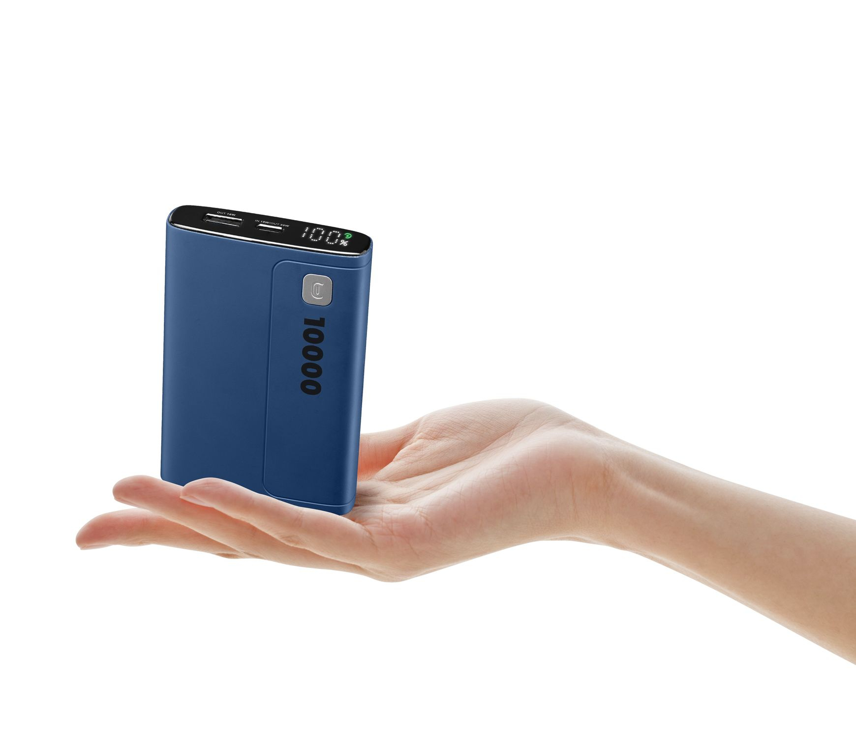 Una mano sostiene un power bank azul de 10000 mAh con 100% de carga.