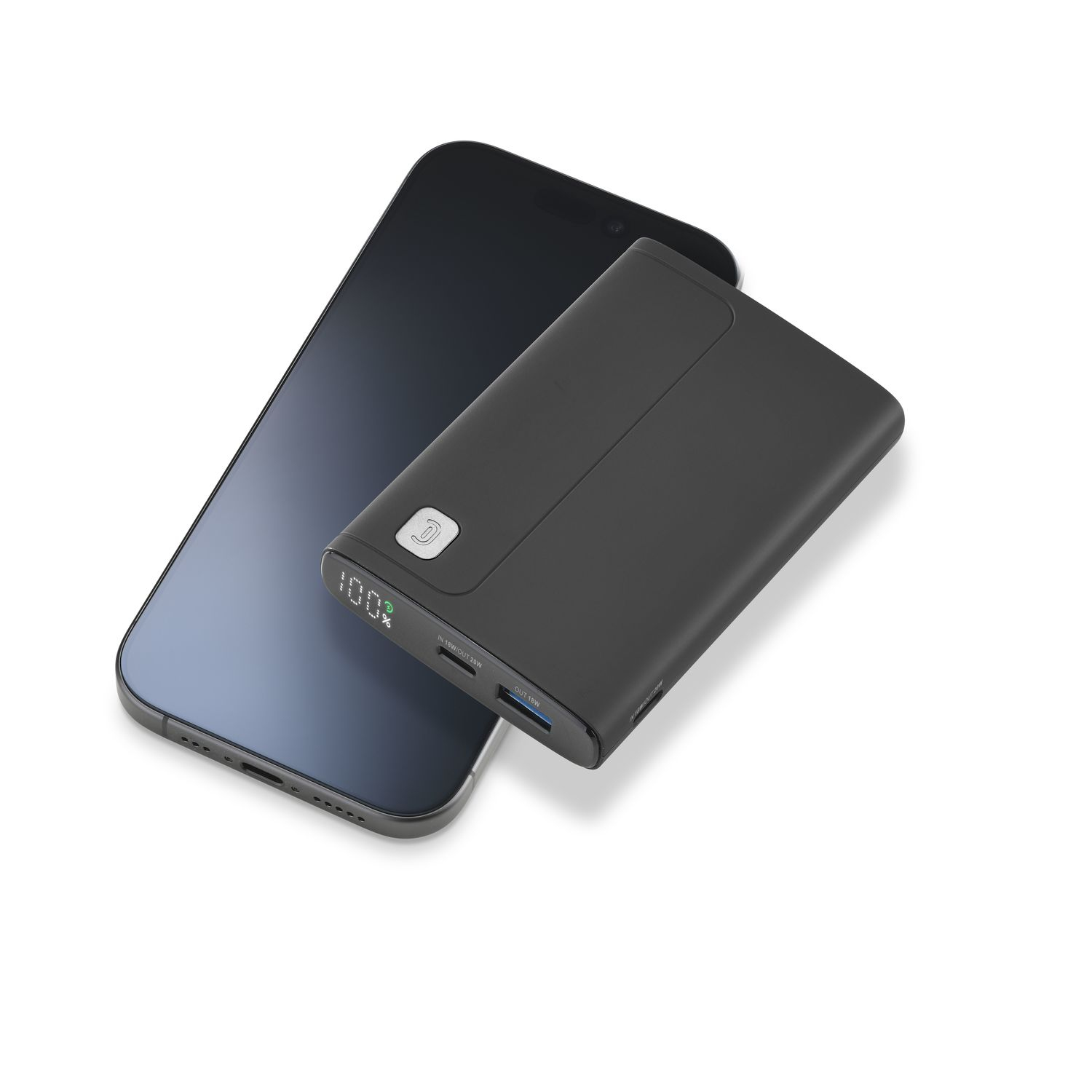 Un smartphone negro yace debajo de una power bank negra con pantalla digital.