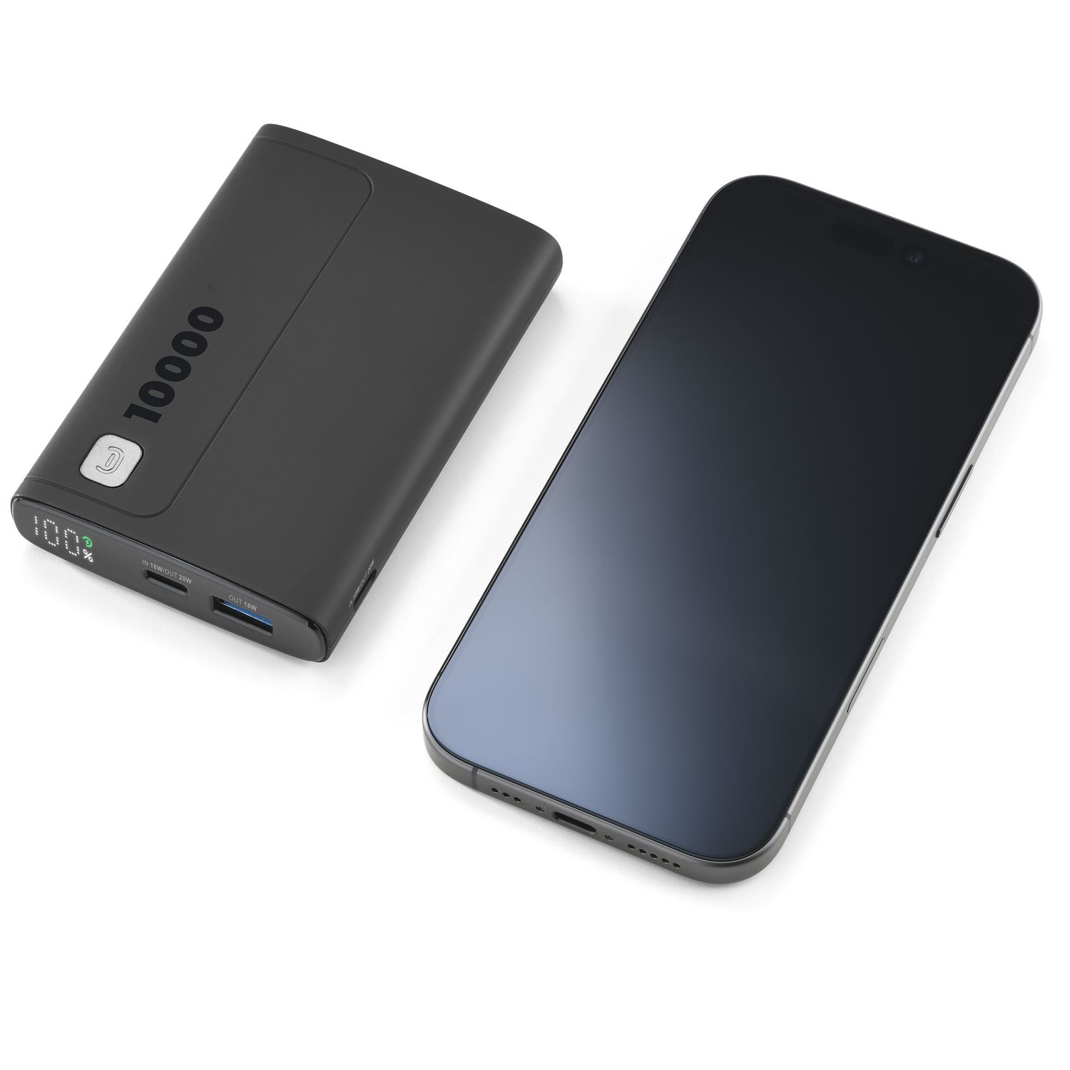 Batería externa negra de 10000mAh y un smartphone sobre fondo blanco.