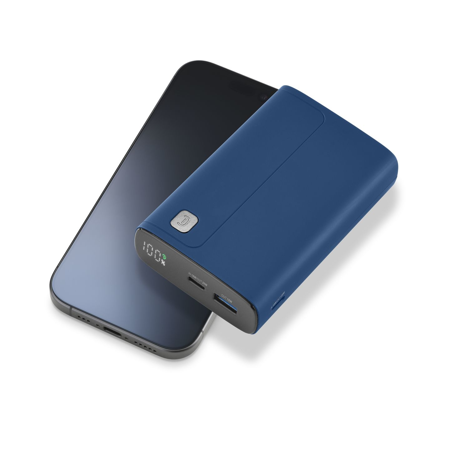 Batería externa azul con pantalla del 100% junto a un smartphone.