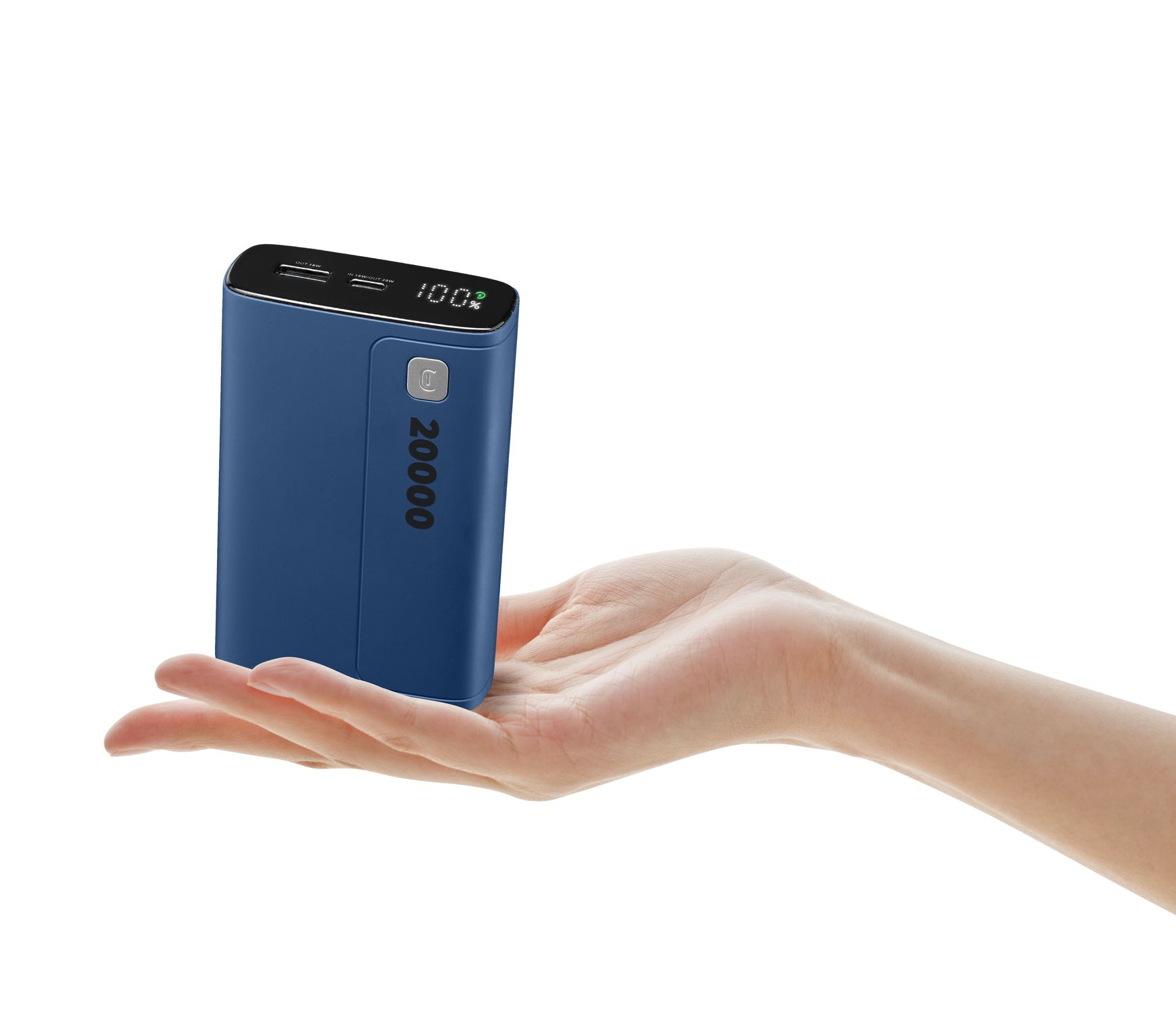 Una mano sostiene una batería externa azul oscuro de 20000 mAh al 100%.