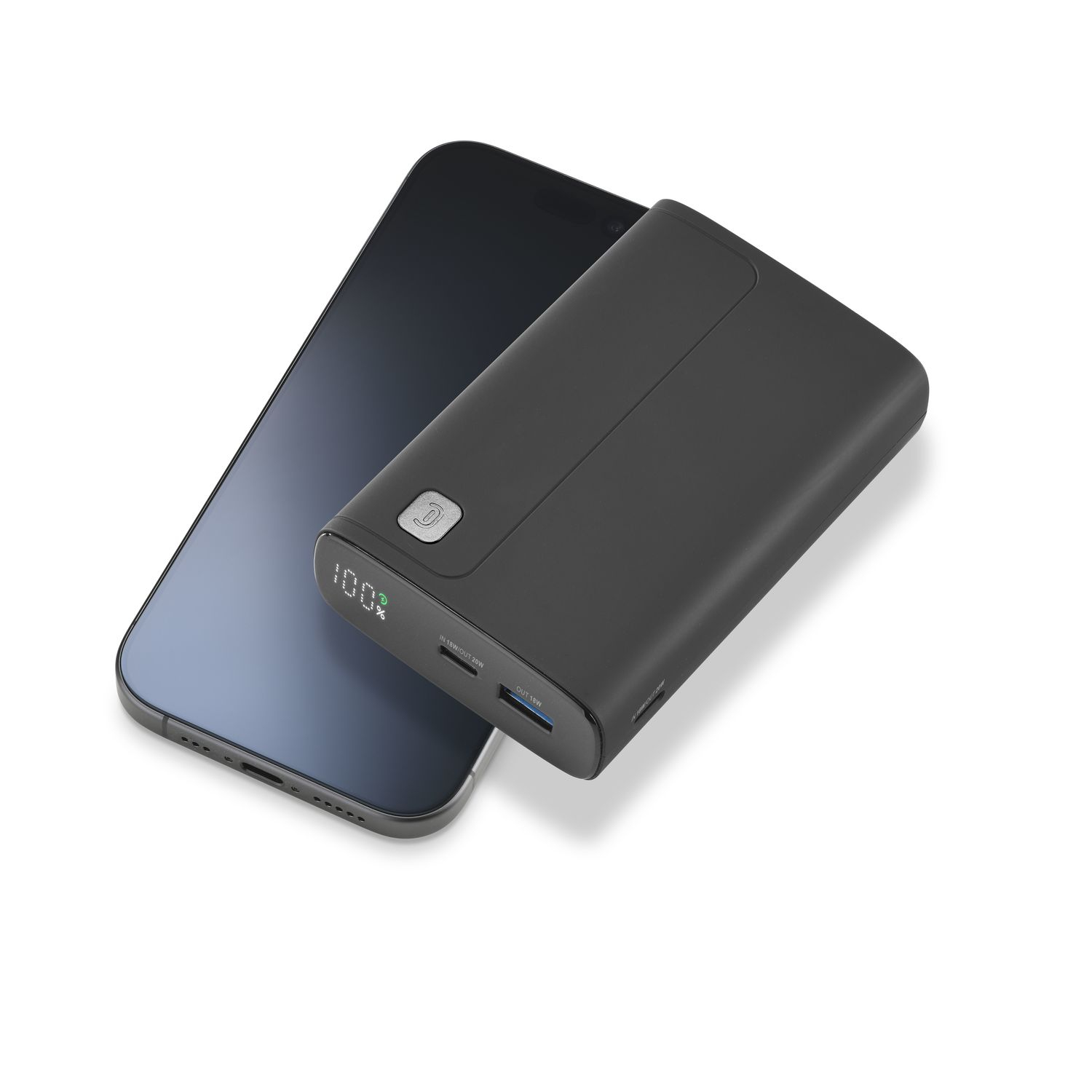Un smartphone negro descansa junto a un power bank negro que muestra 100% de carga.