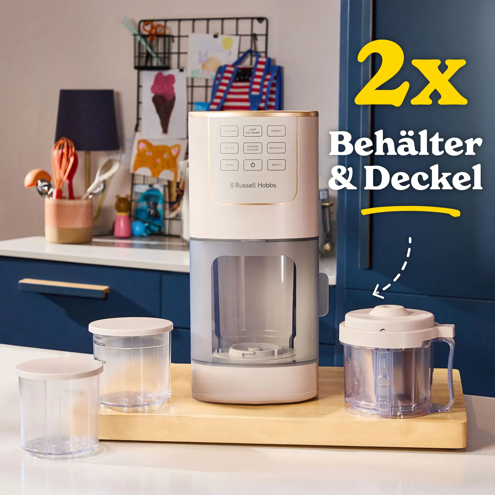 Ein weißer Russell Hobbs Eismaschinen-Prototyp steht auf einem Holzbrett. Zwei Behälter sind daneben.