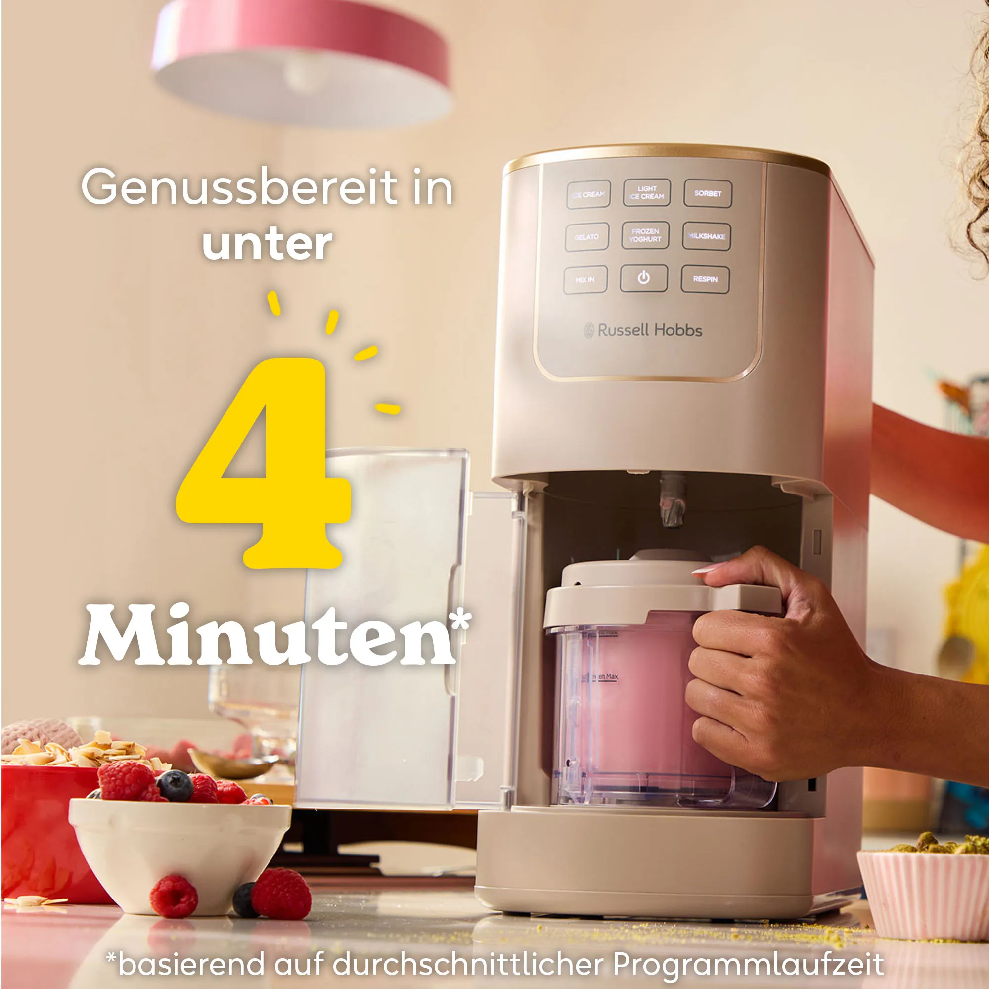 Eine Russell Hobbs Eismaschine macht in 4 Minuten Eis. Frische Beeren liegen daneben.
