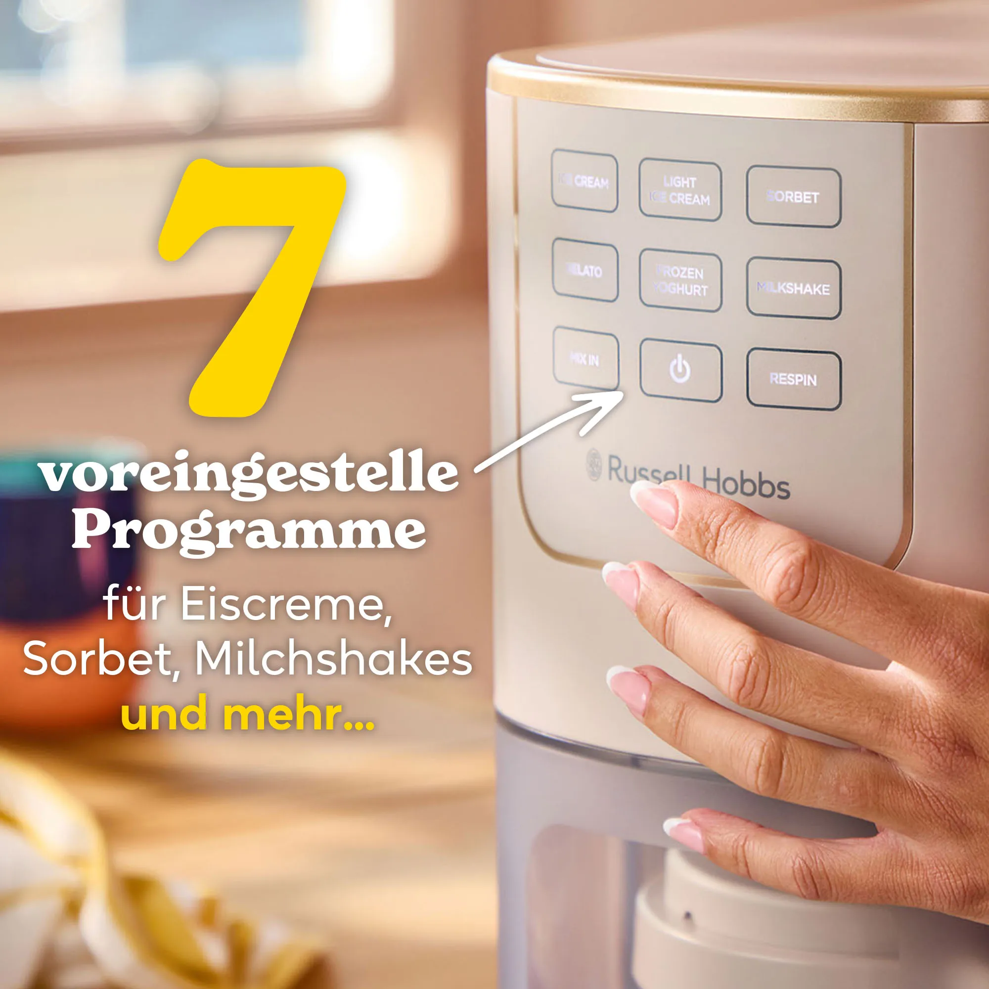 Eismaschine mit Touchscreen-Bedienfeld und 7 Programmen, eine Hand wählt eine Option.