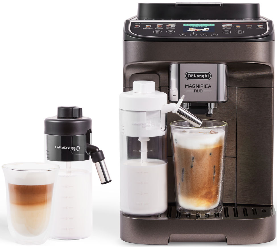 Macchina da caffè con caraffe per latte e un bicchiere di caffè freddo.