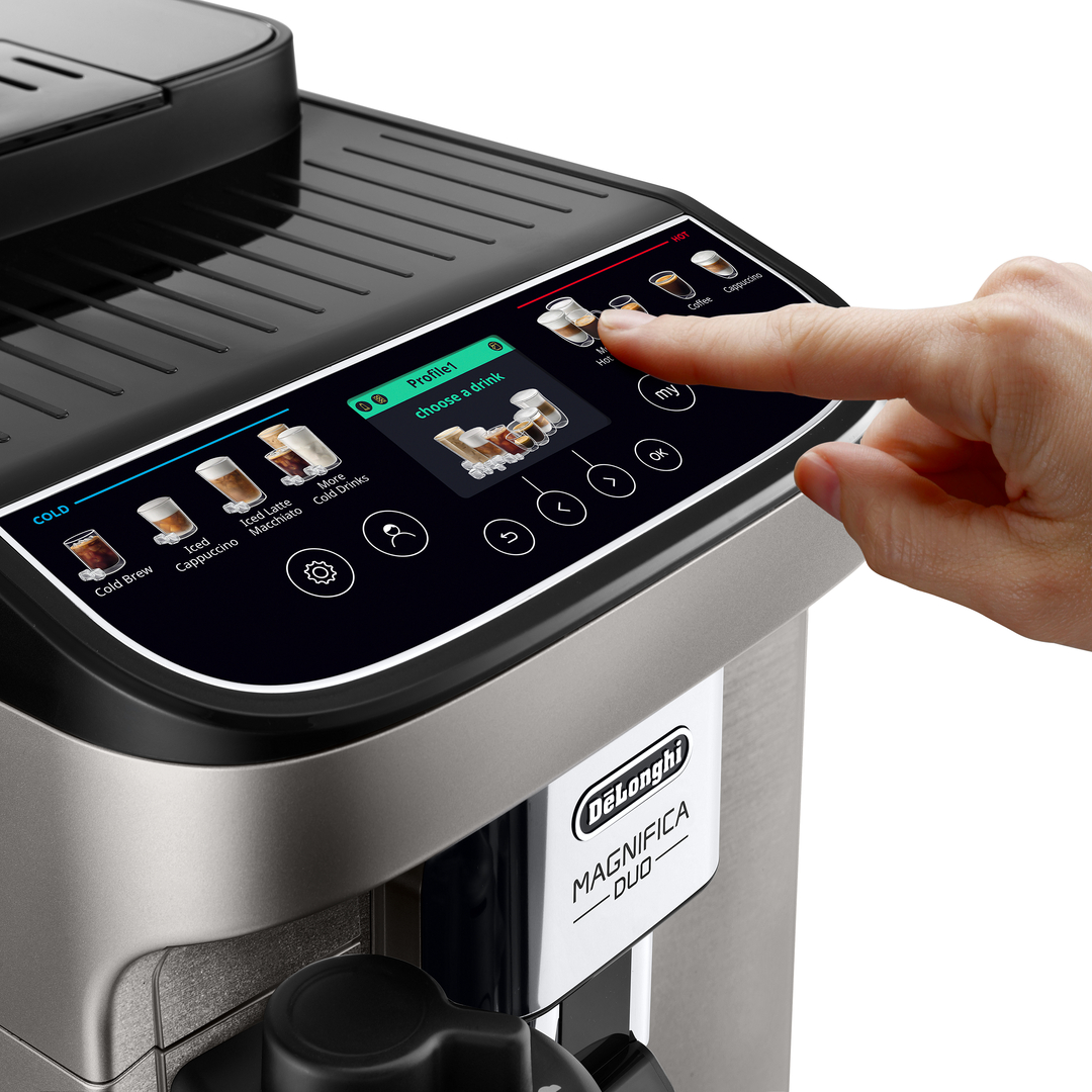 Una mano tocca lo schermo di una macchina da caffè per selezionare una bevanda.