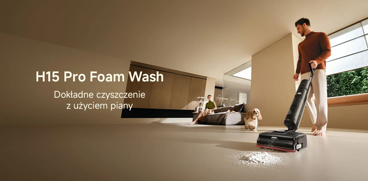 Mężczyzna czyści podłogę z białym proszkiem za pomocą czarnego odkurzacza na mokro/sucho.