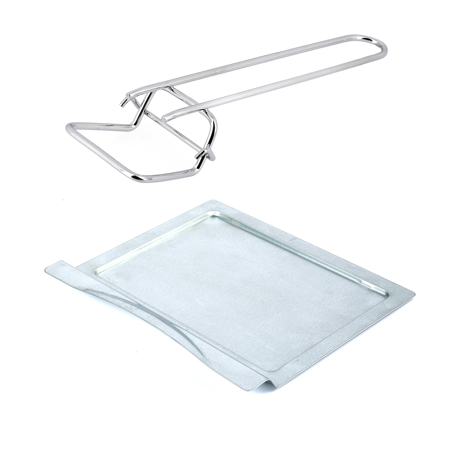 Un supporto metallico argentato e un vassoio metallico piatto su sfondo bianco.