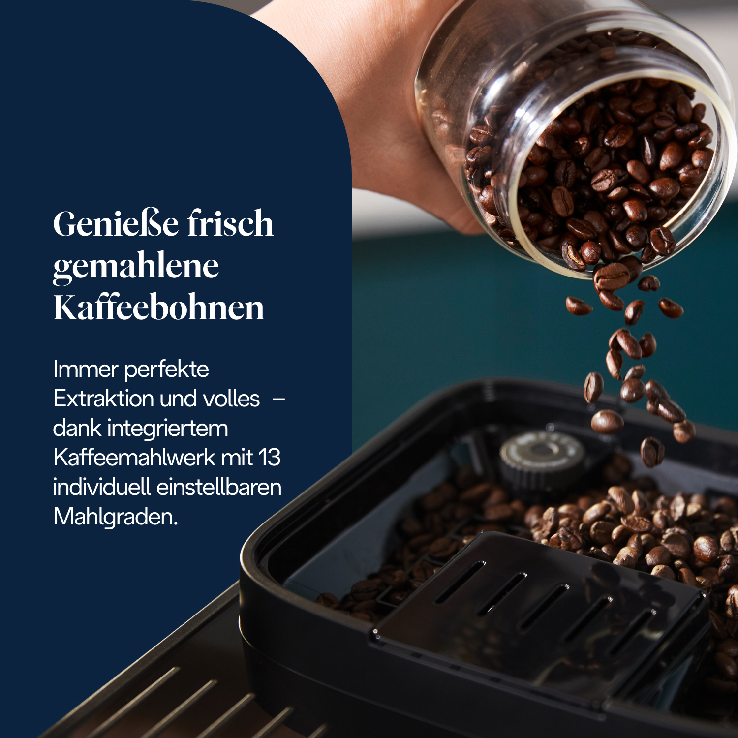 Kaffeebohnen fallen aus einem Glas in eine Kaffeemaschine.