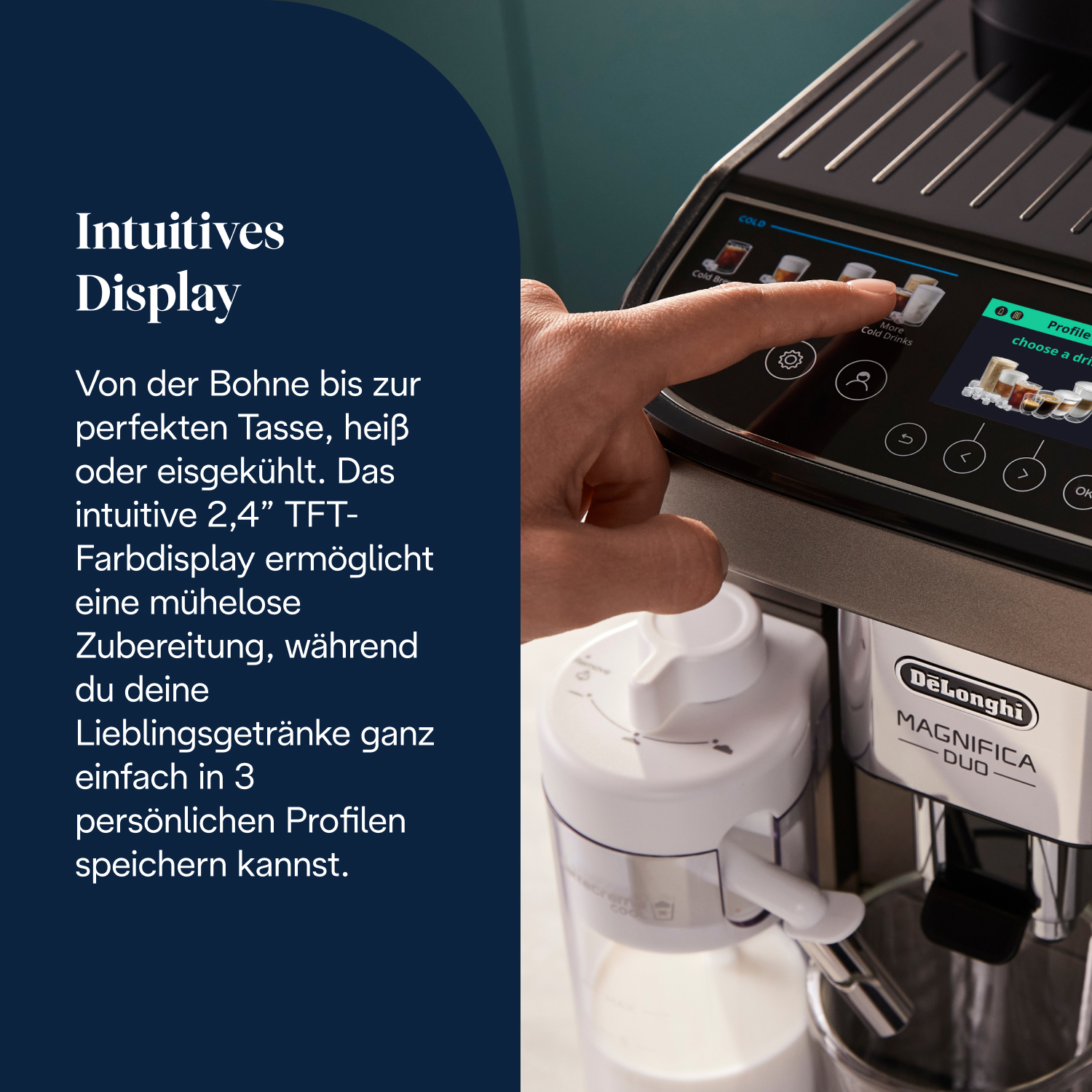 Eine Hand bedient ein Kaffeevollautomaten-Display mit Getränkeauswahl.