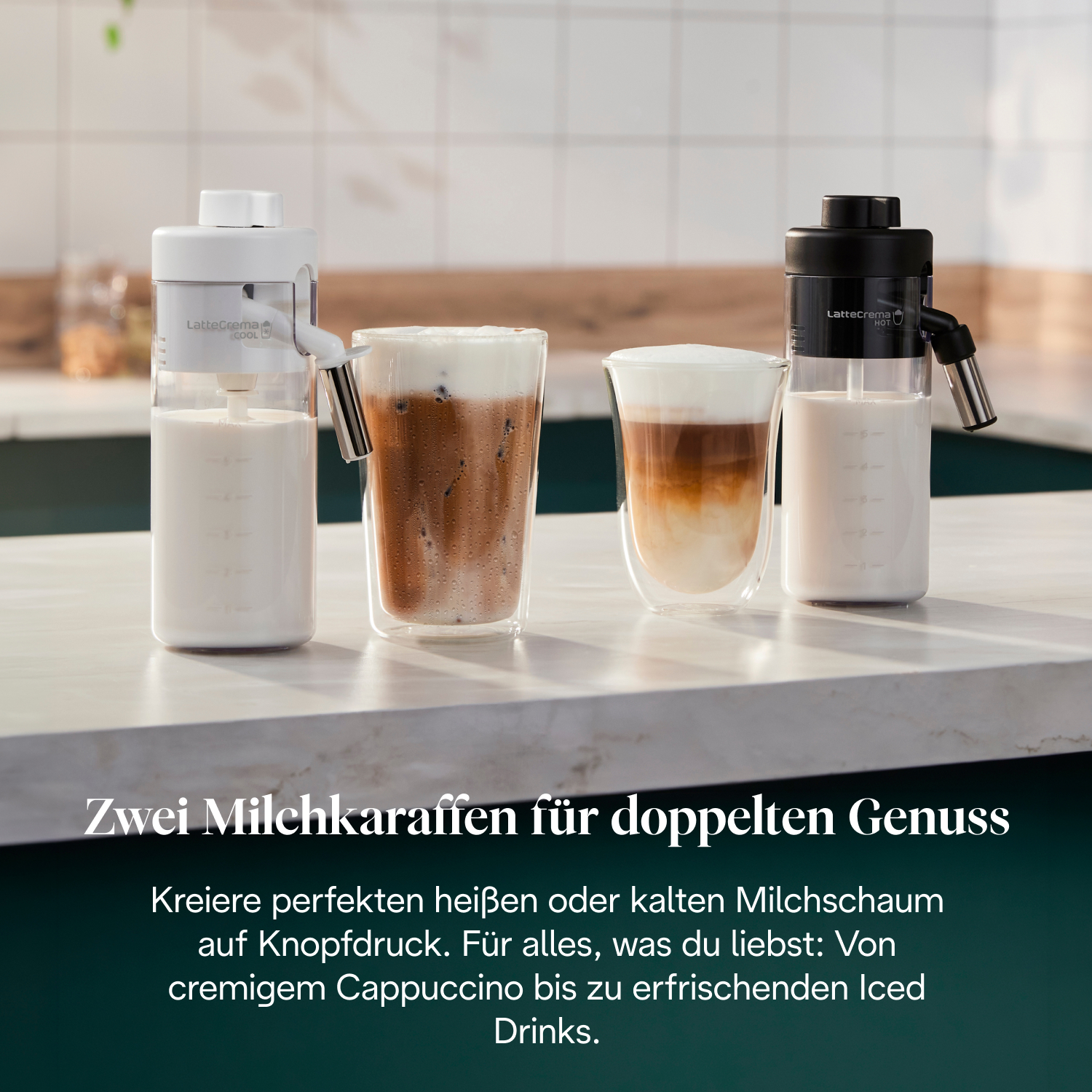 Zwei Milchkaraffen und zwei Kaffees auf einer Arbeitsplatte.