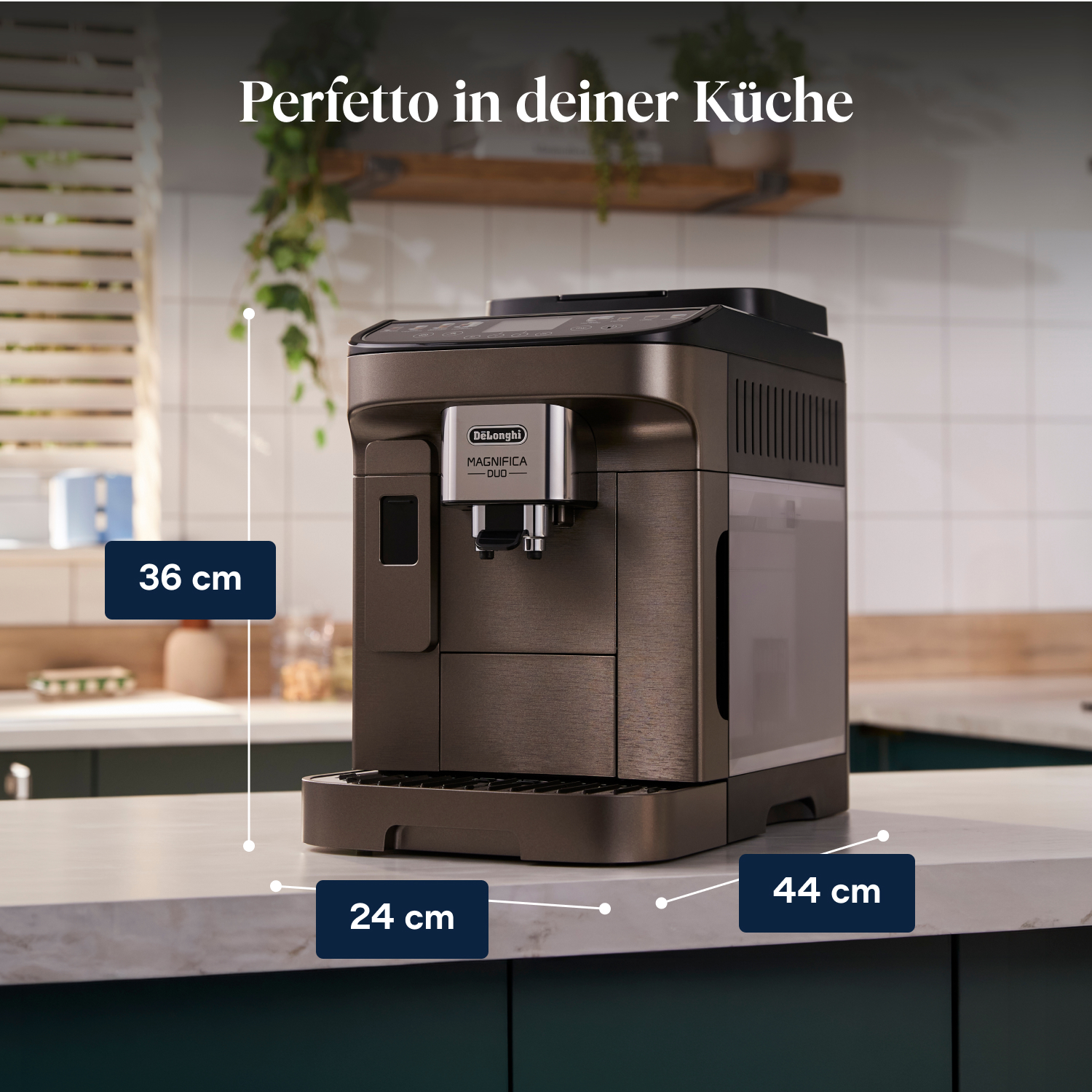 Eine braune DeLonghi Magnifica Duo Kaffeemaschine steht auf einer Küchenarbeitsplatte.