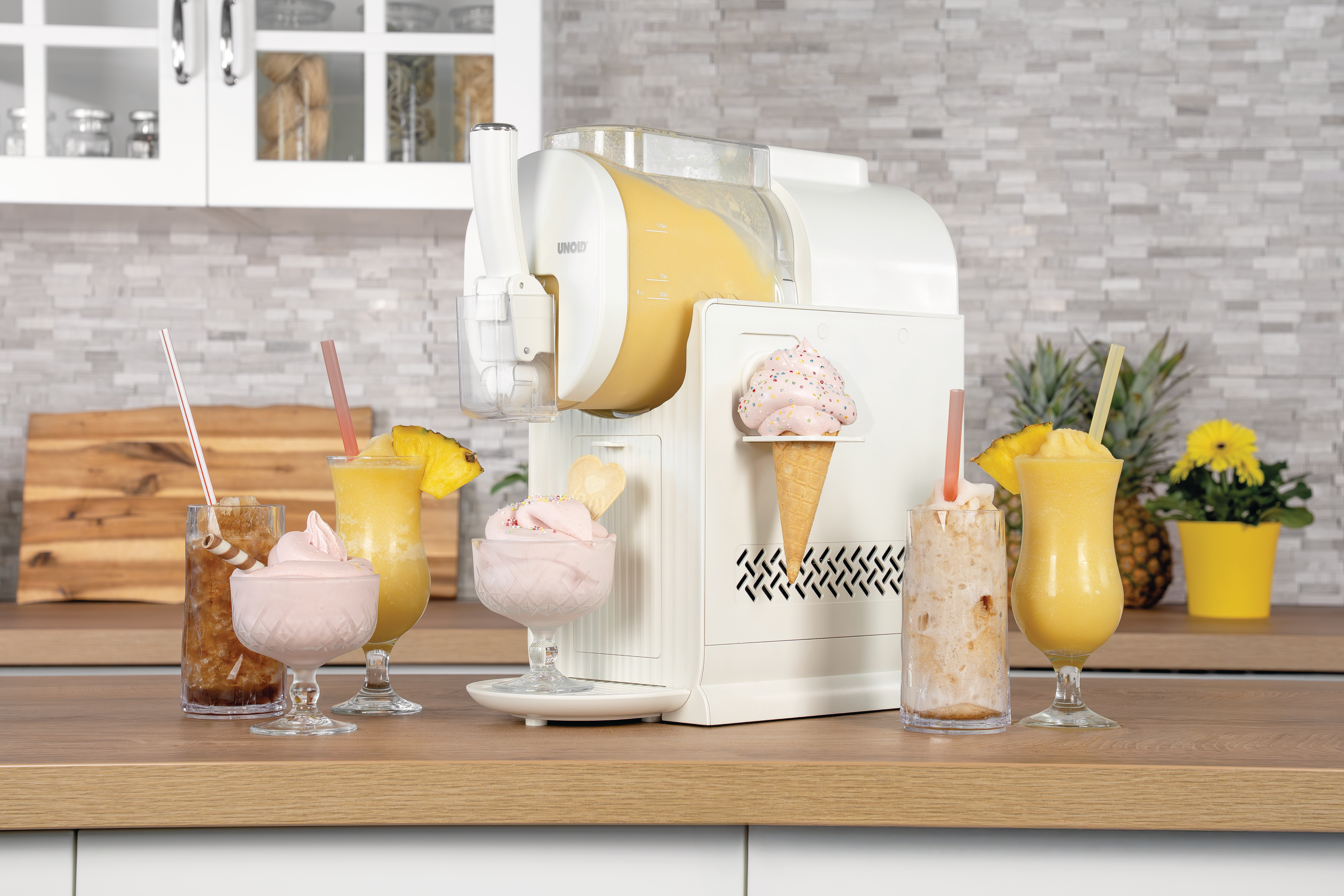 Ein weißer Slush-Eismaschine mit mehreren gefrorenen Getränken und Eiscreme daneben.