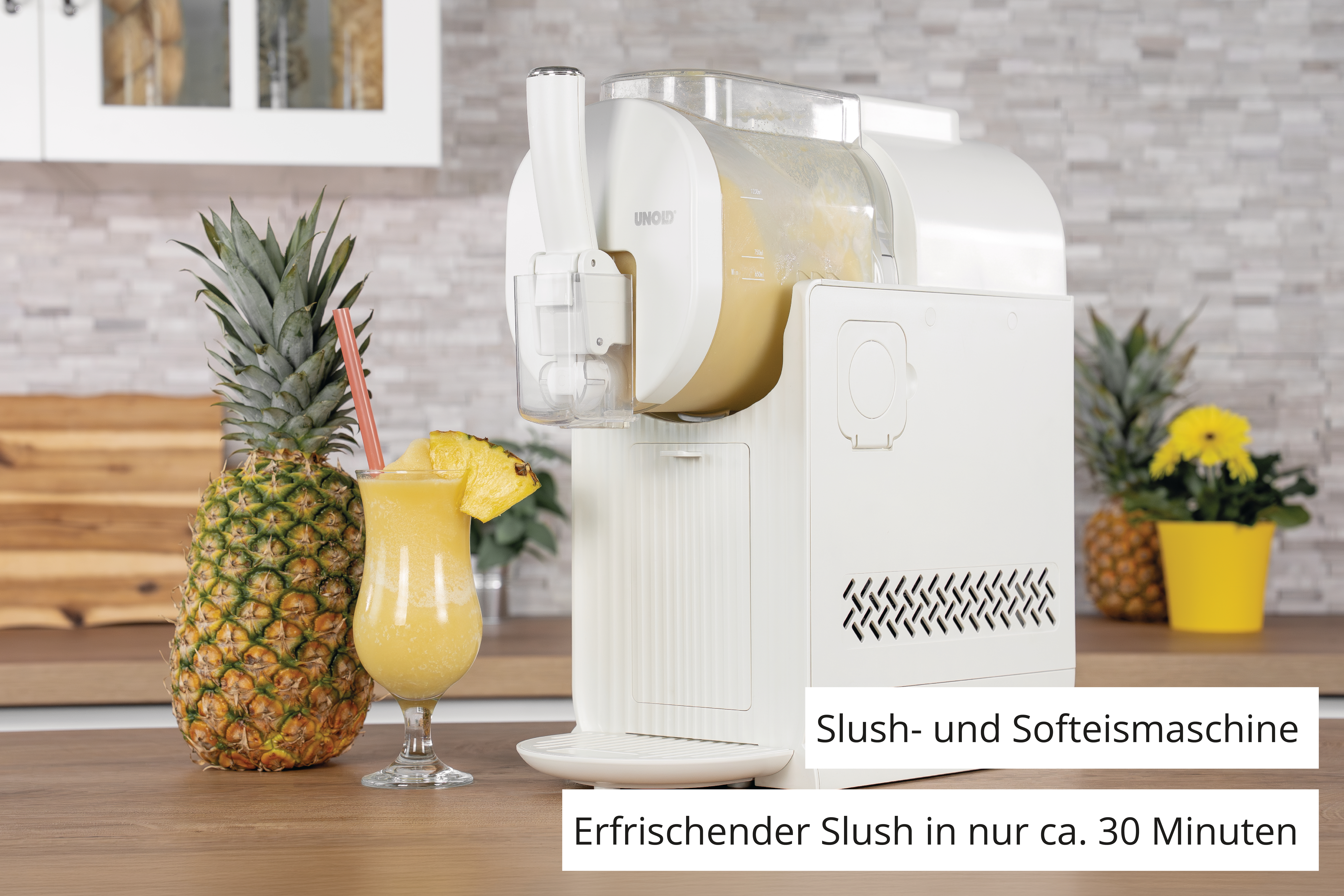 Eine weiße Slush- und Softeismaschine mit Ananas und einem Slush-Getränk.
