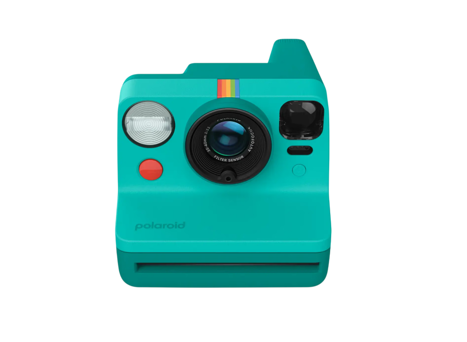 Eine türkisfarbene Polaroid-Sofortbildkamera mit Regenbogenstreifen und rotem Auslöser.