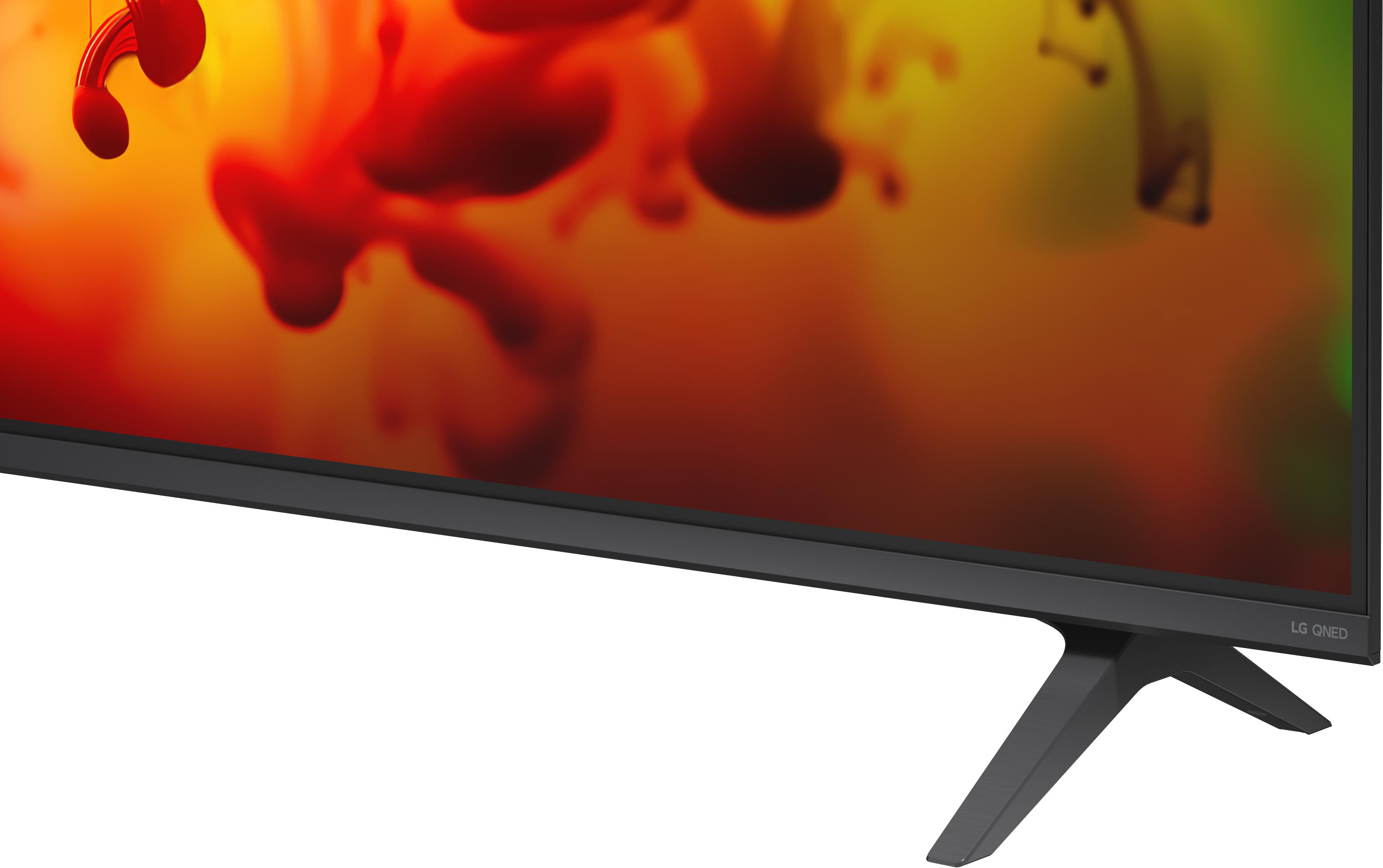 Ein LG QNED Fernseher mit abstraktem Hintergrund in Rot- und Gelbtönen.