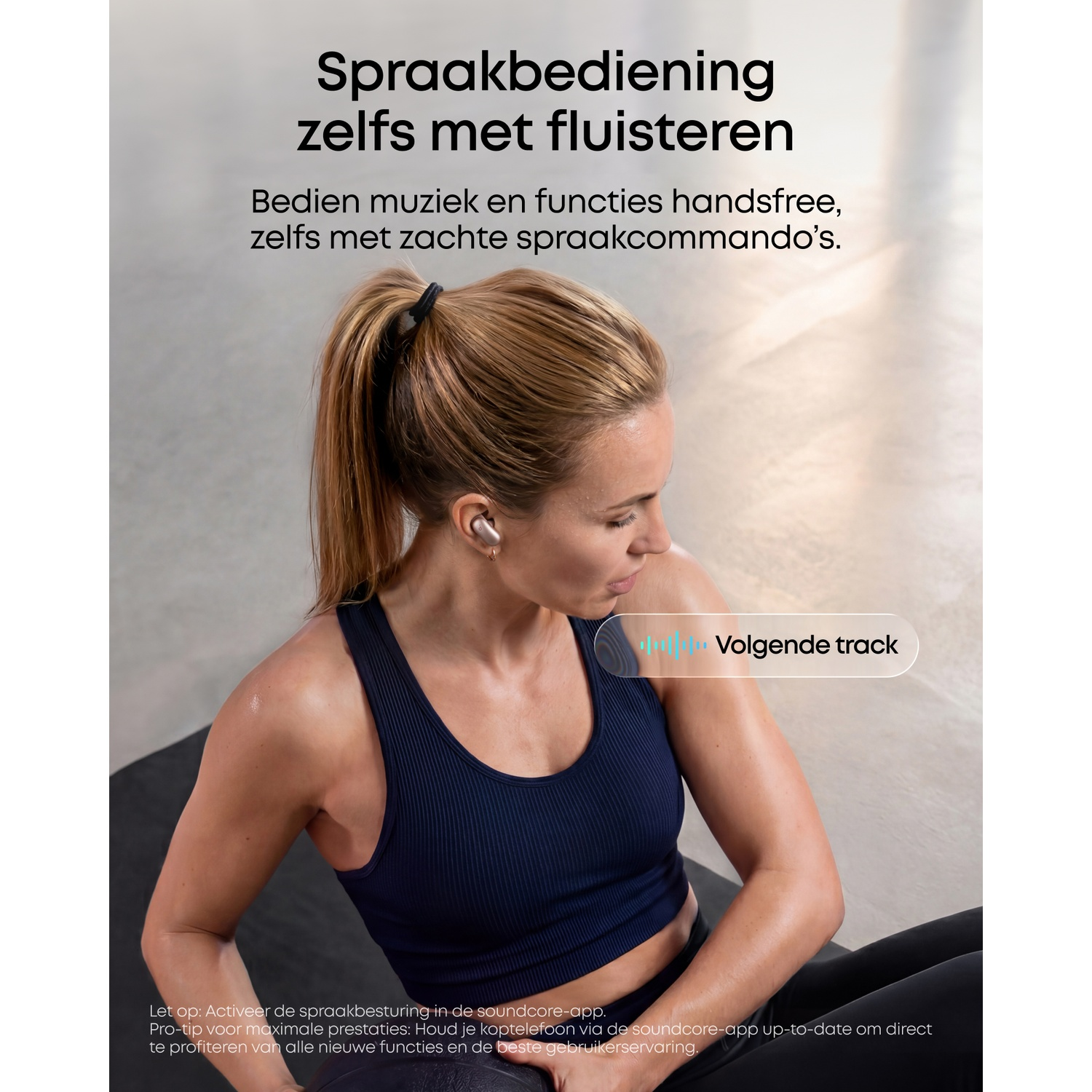 Vrouw met oordopjes sport, tekst over spraakbediening.