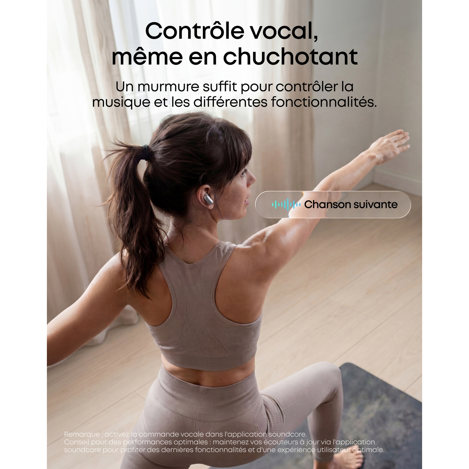 Femme en tenue de sport faisant du yoga, avec écouteurs et commande vocale.