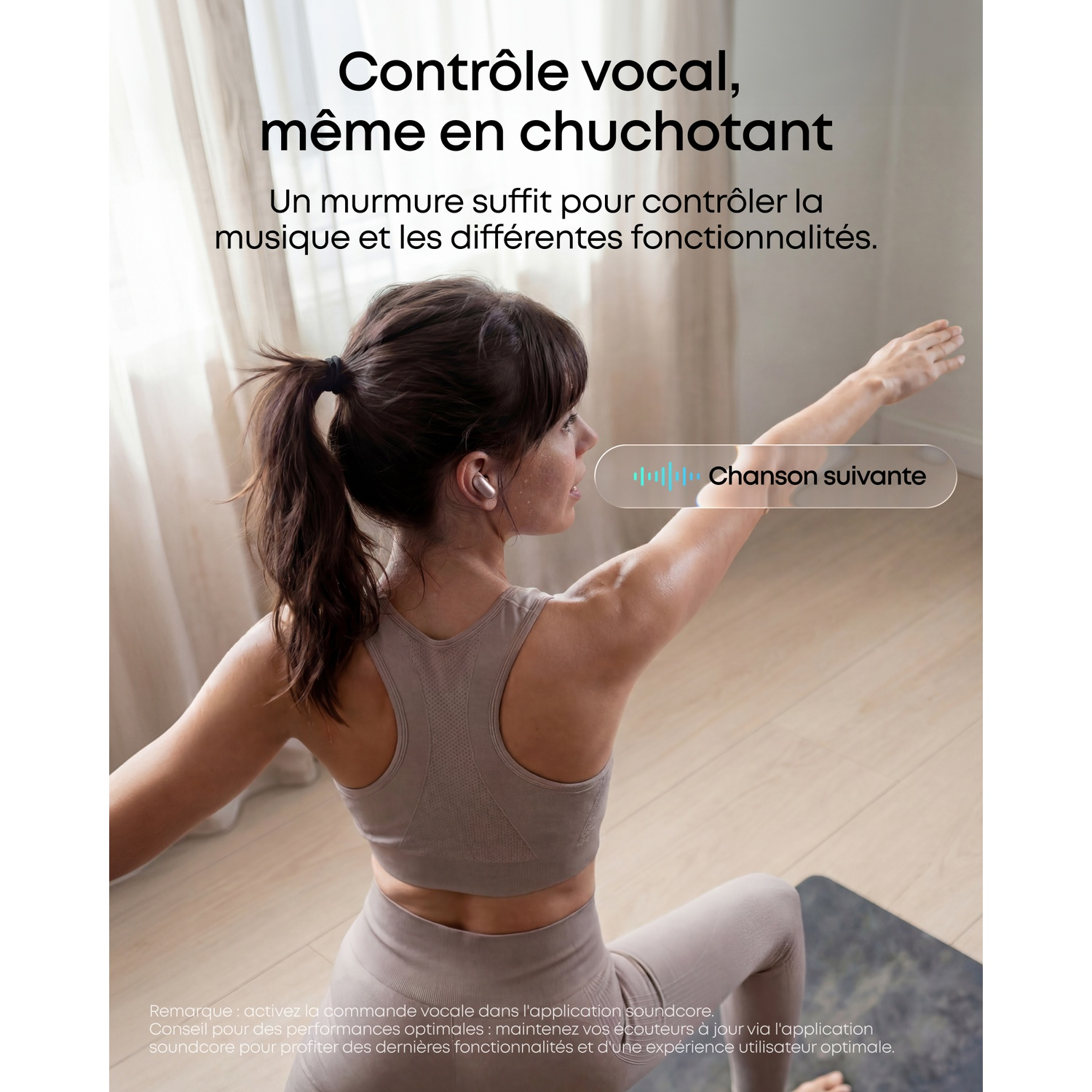 Femme en tenue de sport faisant du yoga. Écouteurs avec commande vocale. Chanson suivante.