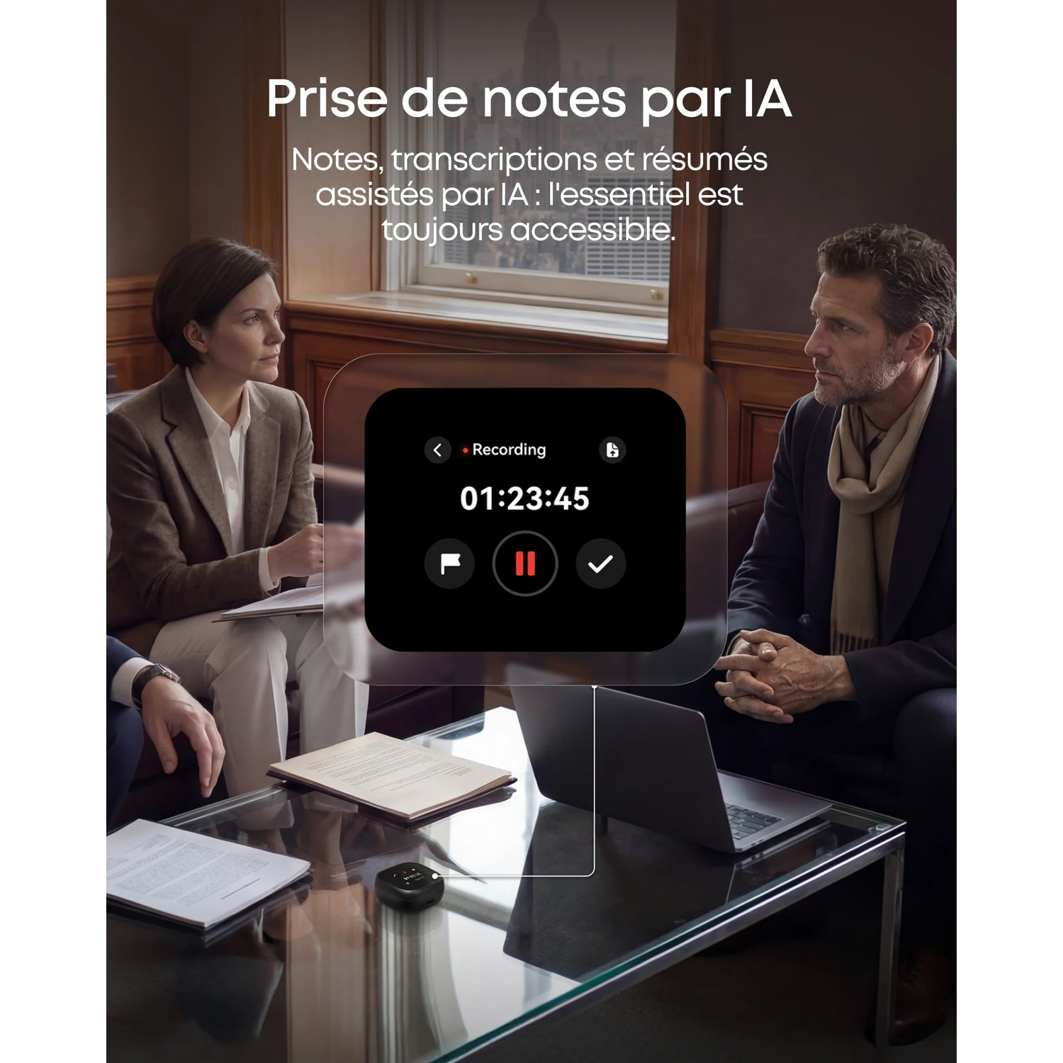 Personnes en réunion avec un enregistreur et un ordinateur portable. Texte en français.