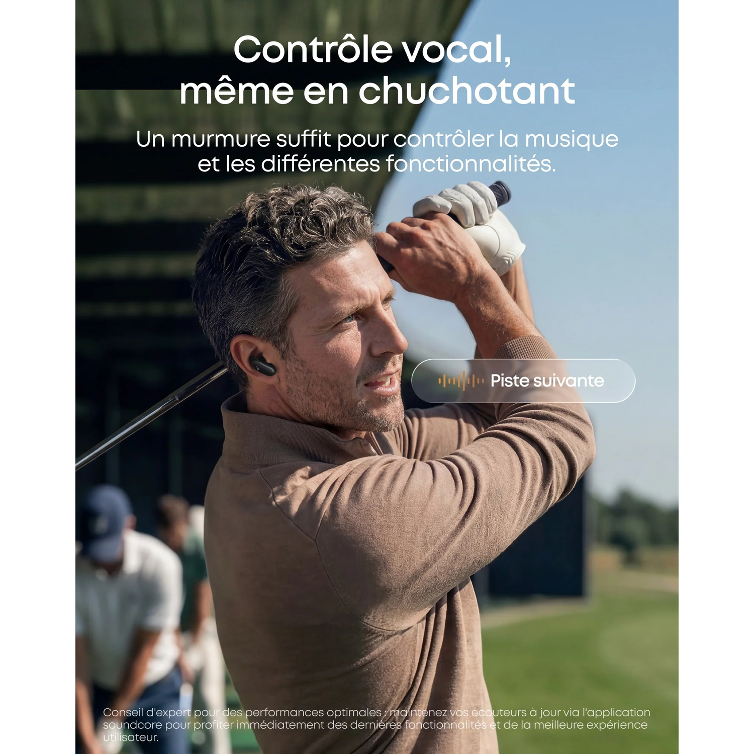 Homme jouant au golf avec des écouteurs. "Piste suivante" est affiché.